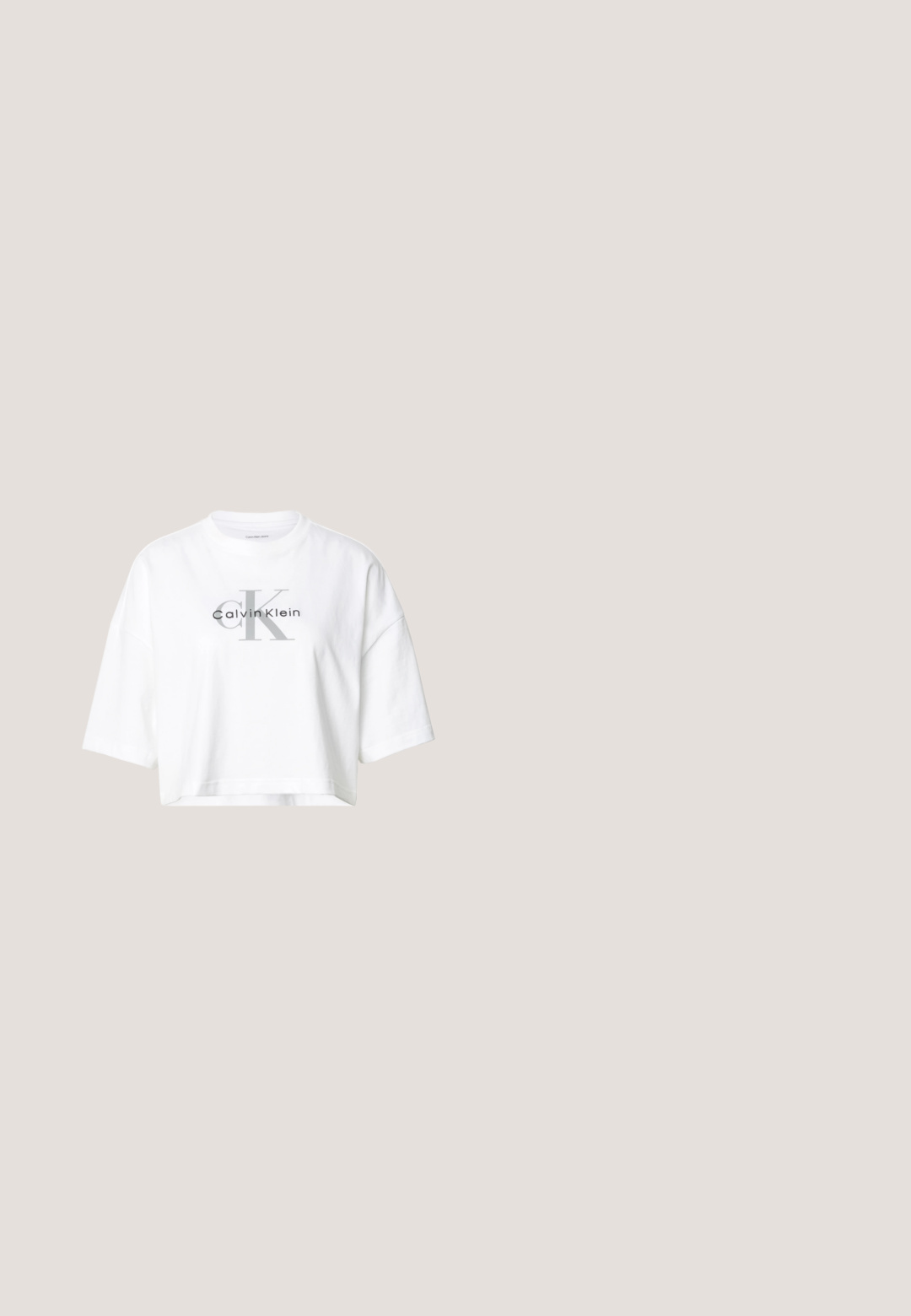 Hvid crop-top med oversize ærmer og stort gråt "CK" samt sort "Calvin Klein" logo centreret på forsiden.; Sorte leggings med høj talje, der har blanke sidestrimler og skarpe sømdetaljer. Tøjet er strækbart med en glat tekstur.; Sorte patentlæder platform hæle med ankelrem, rund tå og blokhæl, der viser en glat, skinnende overflade.; Sorte rektangulære solbriller med mørke linser, prydet med en diamantformet krystalaccent på hver sideskal og en blank ramme.; Sort håndtaske med geometrisk mønster, buet form, glat tekstur og en lang justerbar skulderrem; har detaljer i guldfarvet metal.; Par mellemstore skinnende sølv hoops øreringe med tynde metal spænder på en lys neutral baggrund.