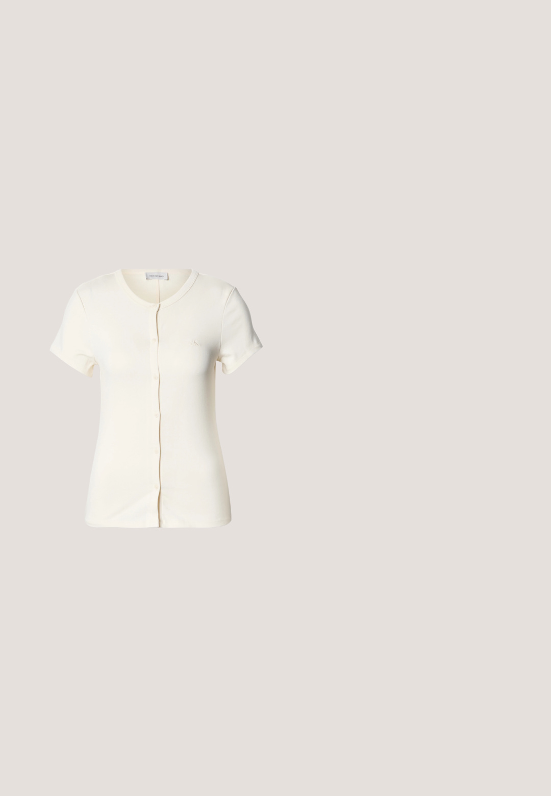 Kortærmet cremefarvet skjorte med knapper, rund halsudskæring og lille broderet logo på brystet.; Sorte højtaljede flare-jeans med forreste knap og lynlås, fem-lomme-design og kobbernitter på hvid baggrund.; Sort læder slingback hæl med spids tå og blokhæl. Glat tekstur, minimalistisk design og justerbar ankelrem.; Mørkebrun ruskindshåndtaske med to lange håndtag og en lille fastgjort tag, sat mod en ensfarvet lys baggrund.; Guldtonet lagdelt halskæde med flere rækker af små og store hvide perler på en hvid baggrund.; Sort læderbælte rullet med en dobbelt D-formet spænde i guldfarvet på en ensfarvet lys baggrund.