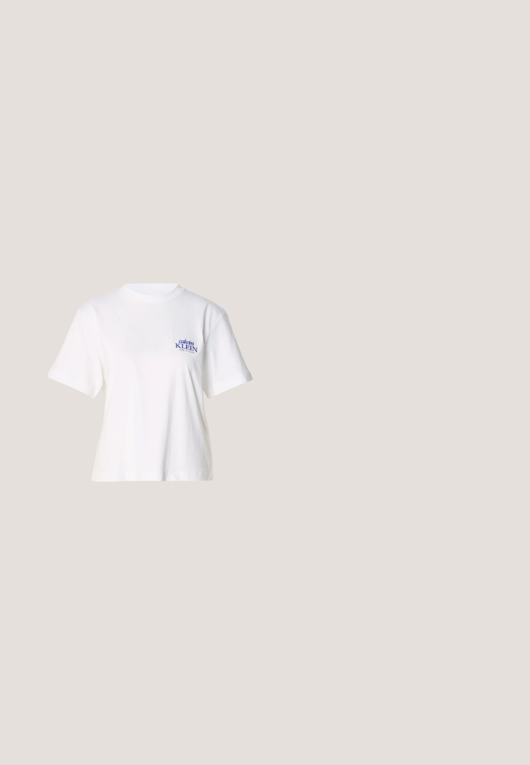 Hvid bomulds t-shirt med korte ærmer, der har en blåt broderet "Calvin Klein New York" logo på venstre brystområde.; Lys blå, højtaljede bukser med vide ben og slidte lapper på forreste lår i femlomme-stil mod en ensfarvet hvid baggrund.; Sort slingback sko med høj hæl, spids tå og ankelrem, mærket "ANNA FIELD", svævende let over en grå overflade.; Sort tekstureret lædertaske med to håndtag, aftagelig skulderrem, guldfarvet lynlås og "HUGO" mærkeplade foran.; Delikate øreringe med gyldne tråde, tynde kæder og små, glatte, uregelmæssigt formede guldvedhæng, der hænger i enderne.; Creme læderbælte med en glat overflade, der har en guldmetalknap og logo-detalje, med et kontrasterende mørkebrunt inderfór.