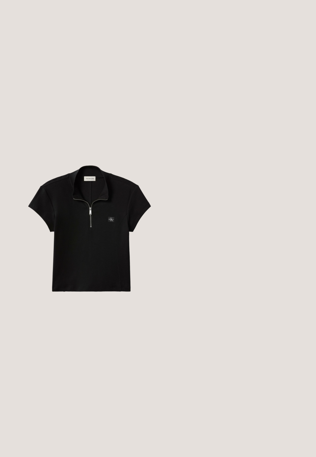 Sort kortærmet ribbet top med halv lynlås krave og lille Calvin Klein logo patch på brystet.; Sorte højtaljede slim-fit jeans med frontknap, bæltesløjfer og fem-lomme design på hvid baggrund.; Sort mat læder ankelstøvle med tyk klodset sål, svævende over træfliser og små grå sten udendørs.; Sorte solbriller med et strømlinet, vinklet design, mørke linser og et kontrasterende sølvlogo på siden. Glat plastoverflade.; Sort tekstureret lædertaske med enkelt rem og sølv Calvin Klein-logo foran, lynlåslukning på siden.; Sølv hoops øreringe med en poleret overflade og DKNY branding, præsenteret mod en simpel hvid baggrund.