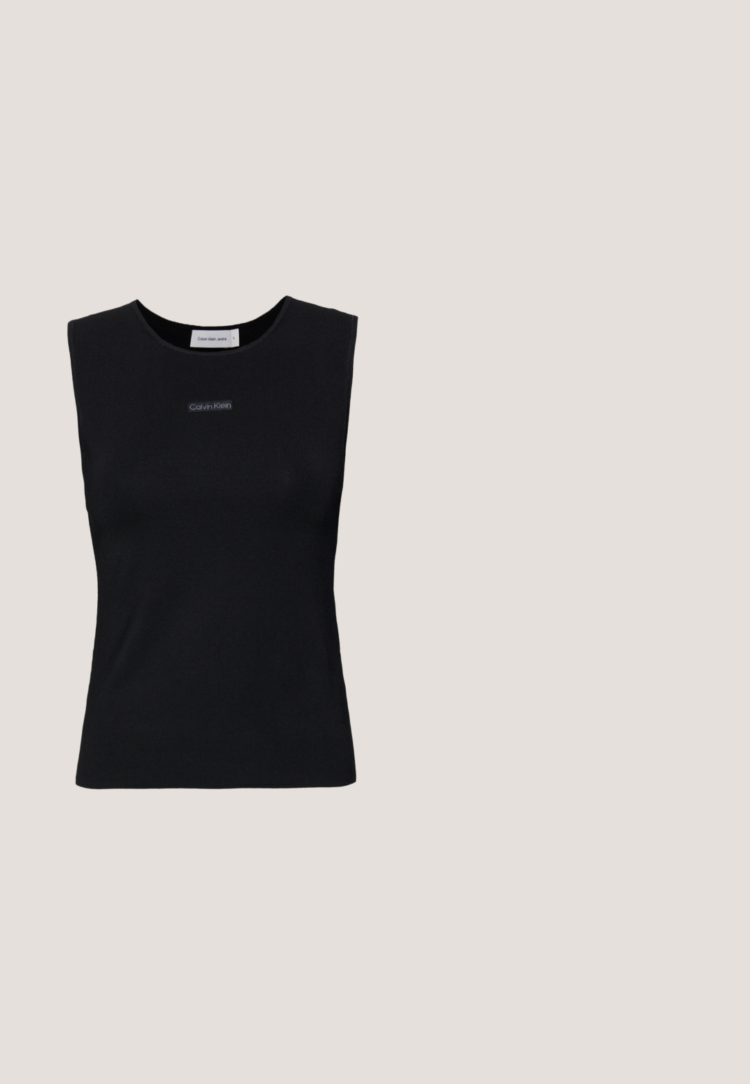 Zwart mouwloos topje gemaakt van gladde stof. Heeft een ronde halslijn en een klein Calvin Klein-logo in het midden. Eenvoudig en aansluitend ontwerp.; Lichtblauwe denim jeans met een rechte pijp, vijf zakken, riemlussen en een ritssluiting. De stof heeft een subtiele textuur.; Zwarte leren enkellaars met spits toelopende neus en lage kittenhak, schuin weergegeven tegen een gepolijste vloer en een glazen blokken muur als achtergrond.; Zwarte vierkante zonnebrillen met gradiënt grijze lenzen. Glanzende monturen met strakke lijnen. Zilveren logo-accent op de veren.; Kleine beige leren handtas met bovenhandvat en zilveren CK-logo op de voorflap, getoond tegen een witte achtergrond.; Set zilverkleurige metalen oorbellen met een abstract ontwerp van in elkaar grijpende lussen op een witte achtergrond.
