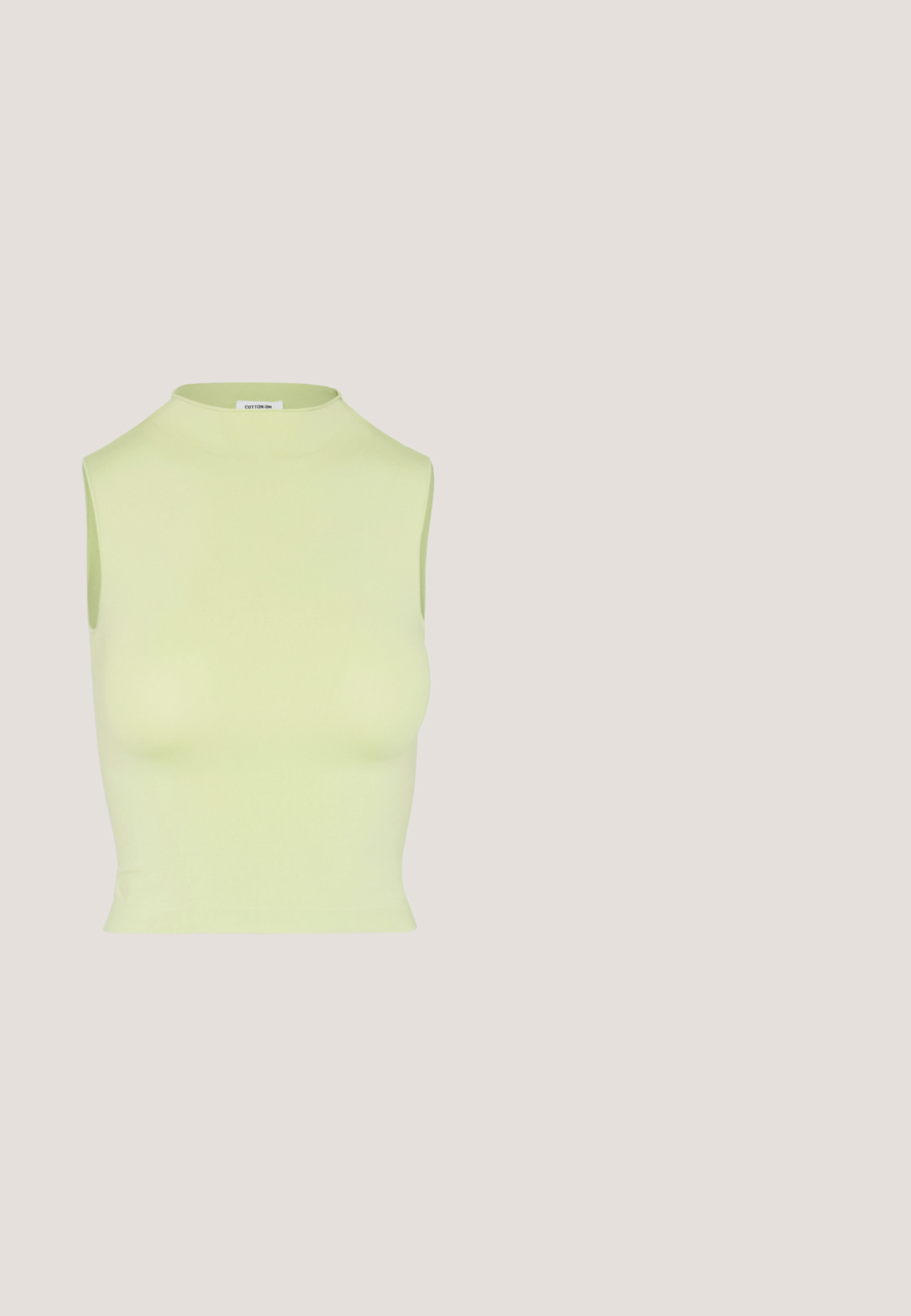 Cotton On SEAMLESS KIKI MOCK NECK TANK - Top - soft khaki; Witte denim jeans met een recht gesneden ontwerp, vijf zakken en koperen hardware accenten. Afgeronde zoom aan de enkels.; Groene suède sneaker met witte accenten, voorzien van bloemmotieven in geel en wit, en een zalmbruine rubberen zool. Het label draagt de tekst "Gazelle."; Een paar rechthoekige zonnebrillen met lichtblauwe doorzichtige monturen en donkergrijze glazen, met rechte pootjes en minimale hardwaredetails.; Gewatteerde groene schoudertas met een zachte textuur, rechthoekige vorm, enkele schouderriem en een ritsluiting in goudkleur. Voorzien van een gewatteerd patroon.; Zilveren oorbellen in de vorm van een gladde, glanzende ring. Circulaire vorm, voorzien van een veilige sluiting. Eenvoudig en elegant ontwerp.