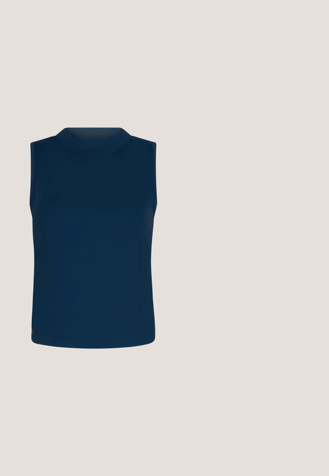 Ærmeløs navyblå top med rund halsudskæring, ensfarvet design og lille metaldetalje nær bunden på venstre side.; Bredde ben denim jeans i mørkeblå, med en falmet vaskeffekt. Fem-lommes design med knaplukning og bæltestropper.; Sort tekstureret lædersko med flad hæl, spids tå, snørelukning foran og lys brun sål, sidevisning på hvid baggrund.; Sorte cat-eye solbriller med klare linser, tynde rosegold metallakcenter og glatte sorte plastisk rammer. Slank design og buede stænger.; Mørkeblå læderhåndtaske med kort polstret håndtag, aftagelig skulderrem og metalbeslag i guldton på en ensfarvet baggrund.; Delikat guldkæde med justerbar lås og en lille guldfarvet vedhæng formet som bogstavet "S".