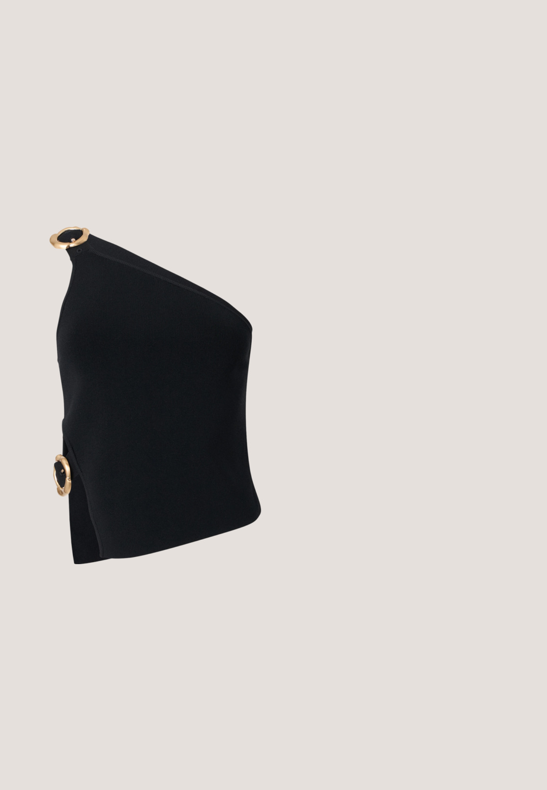 Sort one-shoulder top med guldlåsdetaljer på skulder og side, tætsiddende silhuet og glat stoftekstur.; Mørkegrå faux læder mini nederdel med et asymmetrisk design, der har crossover-detaljer og sidelommer med et metallic hardware accent.; Sort højhælet mule med spids tå, blødt stof med rynket tekstur foran og en slank stiletthæl.; Sorte, oversized solbriller med en blank finish, gradient linser og rund rektangulær form; har logo på siden.; Lille sort læderhåndtaske med rynket tekstur, rektangulært håndtag og aftagelig tynd skulderrem placeret ved siden af.; Chunky sølvring med en glat, poleret overflade, der har rundede bulber og et asymmetrisk design.