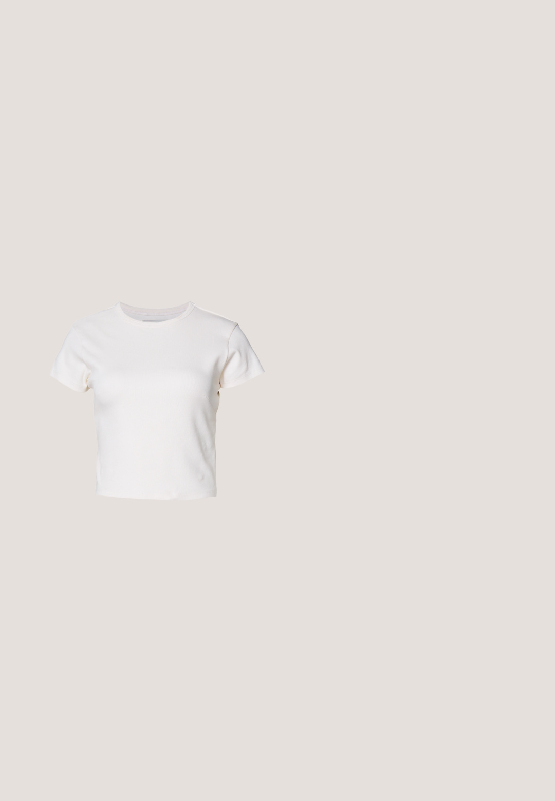 Denim Project DPMDPWRIBBED CROPPED T-SHIRT - Camiseta básica - jet stream; Falda negra de cuero en línea A con costuras visibles y un ligero brillo, con cintura alta y bajo corto.; Mules negros con tacón, de parte superior de cuero mate y suave, puntera abierta, banda ancha en el empeine y tacón cuadrado y delgado.; Gafas de sol de carey con forma rectangular, lentes marrones, montura de plástico suave y varillas delgadas que presentan sutiles patrones tonales.; Bolso de mano de imitación cuero blanco con una forma triangular estructurada, correa ajustable única y cierre con solapa acentuada en curva.; Pendientes de aro de plata con un acabado suave y brillante. Forma circular, con un cierre seguro. Diseño sencillo y elegante.
