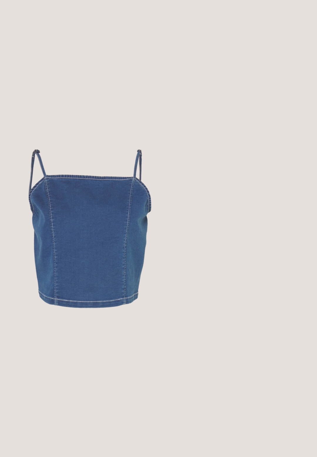 Modrý denimový crop top s tenkými ramennými popruhmi, s priliehavým strihom a odhalenými stehovými detailmi pozdĺž švov.; Čierne nohavice s širokými nohavicami vyrobené z bavlnenej látky. Majú elastický pás a hladký, textúrovaný povrch. Bez viditeľných vzorov alebo ozdôb.; Čierna kožená obuv v štýle Mary Jane s dvoma nastaviteľnými prackami a hrubou, ryhovanou gumovou podrážkou.; Čierne obdĺžnikové okuliare s priehľadnými šošovkami. Lesklý povrch, úzke ramená a fialový nádych viditeľný na okrajoch šošoviek.; Čierna obdĺžniková kabelka na rameno s jedným nastaviteľným remienkom a horným zipsom na jednofarebnom pozadí.; Strieborné kruhové náušnice s hladkým, lesklým povrchom. Obľúbený tvar, vybavené bezpečným zapínaním. Jednoduchý a elegantný dizajn.