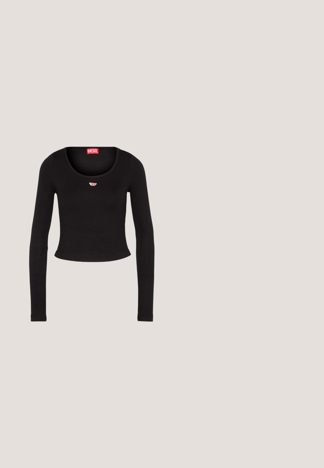 Čierny dlhý rukáv crop top vyrobený z rebrovanej tkaniny. Má výstrih do tvaru lode a malú červenobielu nášivku na hrudi.; Chudé džínsy v tmavomodrom denime. Vyšší pás s piatimi vreckami, so subtílnou vyblednutou textúrou a predným uzáverom na kovový gombík.; Čierne semišové členkové topánky s okrúhlou špičkou, krátkou nohavičkou a nízkym vrstveným opätkom. Hladká textúra bez viditeľných vzorov alebo ozdôb.; Pieces PCLIKA SHOULDER BAG  - Kabelka - black; Lauren Ralph Lauren BASIC SMALL HOOP - Náušnice - gold-coloured; Čierny kožený opasok s okrúhlym zlatým prackou. Opasok má štruktúrovaný povrch a zúžené konce pre čistý dizajn.