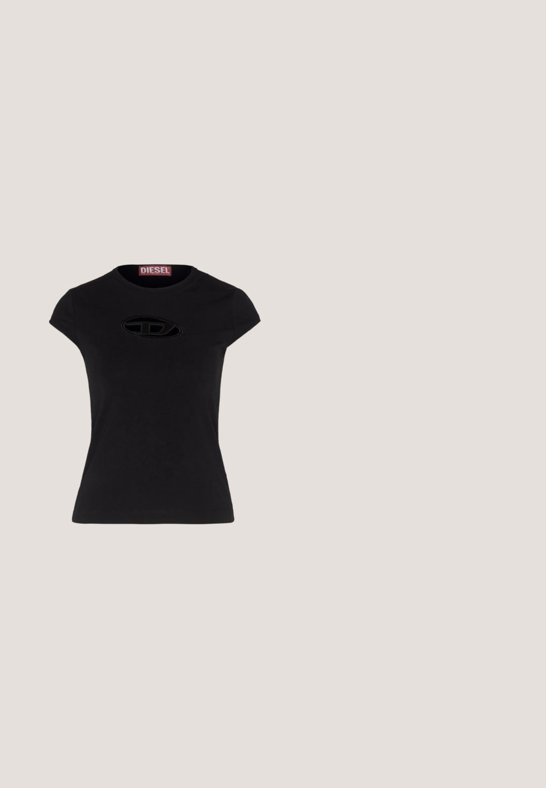T-shirt noir à manches courtes avec une coupe ajustée, présentant un logo Diesel texturé en forme d'ovale sur le devant.; Jean en denim évasé de teinte bleue moyenne avec des détails de décoloration. Comprend une fermeture à bouton, cinq poches et une silhouette classique et ajustée.; Talons hauts slingback noirs avec un embout pointu, présentant un détail de boucle en argent brillant et un talon fin. Texture en cuir lisse, design minimaliste.; Guess Lunettes de soleil - shiny black; Sac à épaule en cuir verni noir avec une forme incurvée, présentant un logo triangle en argent et une fermeture éclair. Texture lisse et bandoulière fine.; Boucles d'oreilles en argent en forme de cœur, avec un centre gravé portant le nom de la marque et entouré de petites pierres précieuses transparentes.