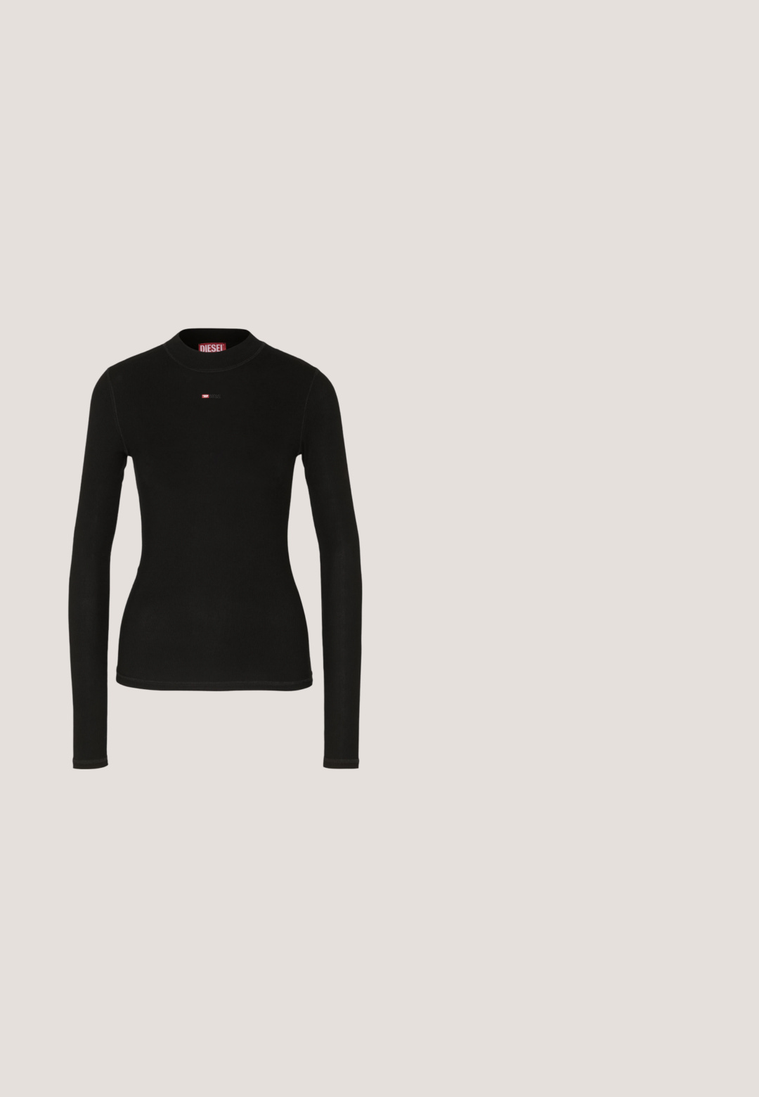 Zwart lang mouwen top gemaakt van ribbelstof, met een ronde hals en een klein rood Diesel-logo geborduurd op de borst.; Zwarte slim-fit jeans met voorzakken, riemlussen, knoopsluiting en rits, weergegeven tegen een witte achtergrond.; Zwarte lakleren slingback hak met spitse neus, kleine kittenhak en zilveren gespsluiting op een effen witte achtergrond.; Zwarte rechthoekige zonnebril met gradientlenzen, heldere zijarmen met logo-accenten en een dik frameontwerp.; Grijze schoudertas van lakleer met een gebogen ontwerp, zwarte bies en een zilverkleurige logoplaat aan de voorkant. Verstelbare riem voor veelzijdig gebruik.; Gouden hartvormige oorbellen met een gepolijste afwerking, reliëf "GUESS" logo en een zachte textuur. Eenvoudig ontwerp, geschikt voor verschillende gelegenheden.