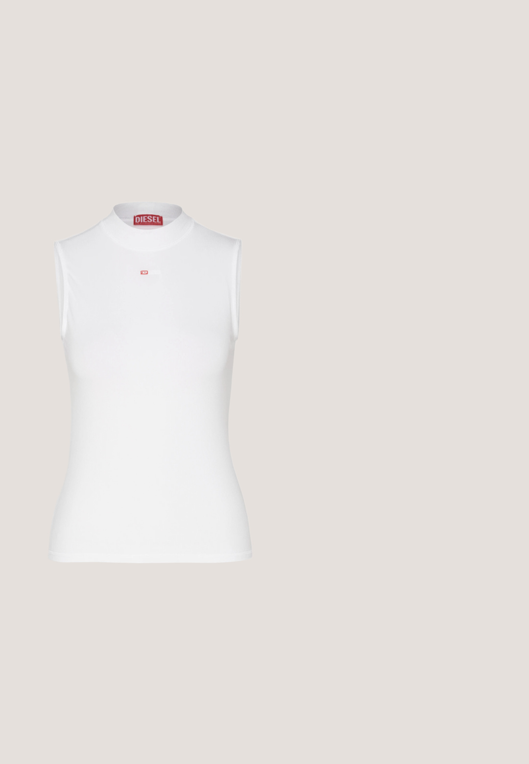 Haut sans manches blanc avec un col épais côtelé, arborant un petit logo Diesel rouge à l'avant. Fabriqué en matériau ajusté et extensible.; Jupe en denim bleu foncé avec une coupe ajustée, cinq poches et des coutures orange. Inclut un système de fermeture à bouton métallique à la taille.; Botte de cowboy en cuir noir avec bout pointu, talon bloc incliné, couture décorative et languettes en haut sur fond blanc.; Lunettes de soleil noires en forme d'œil de chat avec une finition mate, dotées de verres teintés gris, d'angles aigus et de branches élégantes. Nom de la marque visible sur la branche intérieure.; Sac à main en cuir noir avec une forme structurée, une texture lisse et une seule bandoulière. Présente un design de rabat arrondi et subtil.; Bague en argent à double bande avec une surface lisse et polie. Présente un design fluide et courbé avec des sections qui se chevauchent pour un look moderne.