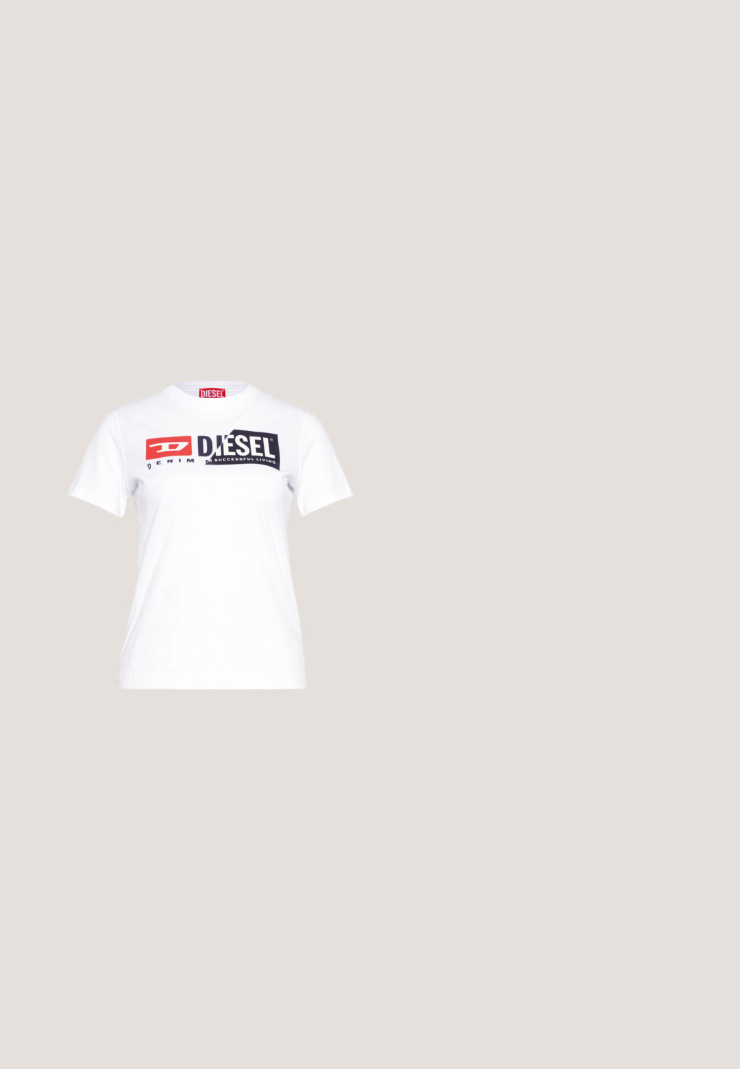 T-shirt en coton blanc avec un col ras du cou, présentant un logo Diesel noir et rouge audacieux et le texte "DENIM" dans un style contrasté. Manches courtes.; Jupe en denim bleu foncé avec une coupe ajustée, cinq poches et des coutures orange. Inclut un système de fermeture à bouton métallique à la taille.; Botte noire en cuir montant jusqu'au genou, à bout pointu, embout en métal doré et talon haut bloc sur fond blanc.; HUGO Lunettes de soleil - white; Sac à bandoulière en cuir verni gris avec un design incurvé, une bordure noire et une plaque logo argentée à l'avant. Sangle réglable pour un port polyvalent.; Guess STYLISH  - Boucles d'oreilles - silver-coloured