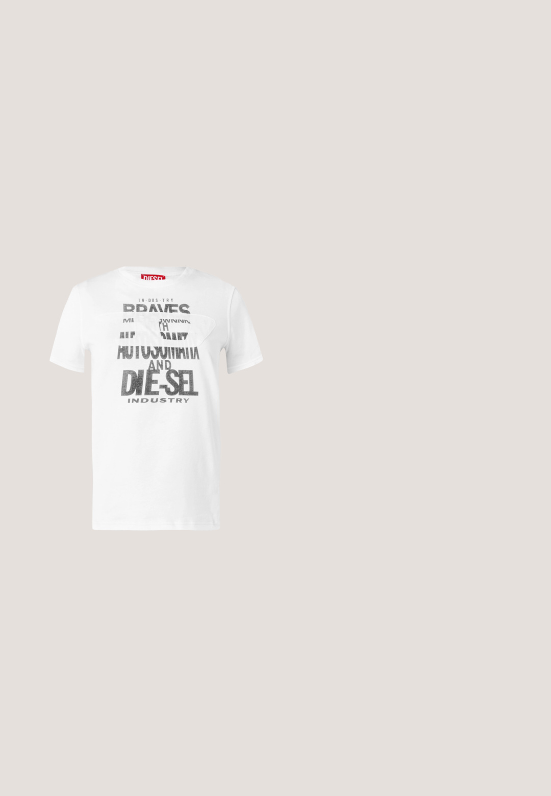 Hvid bomuldst-shirt med sort, fed tekst med ordene "DIE-SEL" og "AUTOMAT". Rund hals og korte ærmer. Glat tekstur.; Hollister Co. Jeans Skinny Fit - black; Hvide klodsede sneakers med tykke såler, snørebånd foran og mærkeflag. Båret med lyseblå jeans med opsmøg på et mønstret gulv.; Sorte firkantede solbriller med gradientlinser. Guld accenter på stængerne og plastiske arme. Glat tekstur, moderne design.; Sort håndtaske lavet af tekstureret syntetisk materiale. Har en kædestrop og sølv "Juicy Couture" logoet fremtrædende vist på forsiden.; Sølvdroppøreringe med runde, reflekterende overflader; minimalistisk design med glat tekstur og subtilt brandingdetalje.