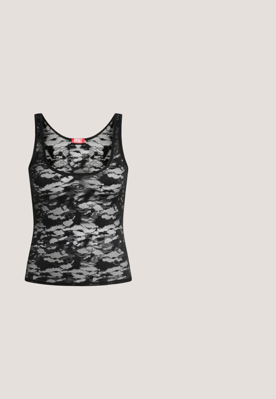 Débardeur en dentelle noir et blanc sans manches au motif camouflage abstrait et une étiquette rouge de la marque Diesel à l’encolure, posé à plat sur fond blanc.; Shorts en simili cuir noirs à taille haute, dotés de deux poches frontales, de coutures apparentes et d'une texture lisse.; Botte en cuir noir jusque sous le genou avec un bout pointu, des détails de boucle carrée et des clous décoratifs ; elle possède un petit talon carré.; Lunettes de soleil noires avec montures rectangulaires. Bords texturés ornés de petits cristaux clairs. Verres teintés foncés avec une finition brillante.; Sac à main Just Cavalli noir avec des clous argentés disposés en motif et une bandoulière chaîne argentée sur fond blanc.; Boucles d'oreilles créoles en argent avec le mot « Parfait » épelé en strass à l'intérieur de chaque créole sur un fond blanc.