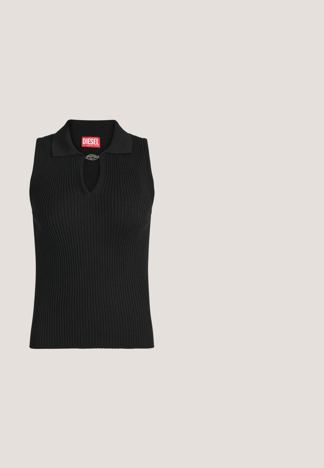 Schwarzes, ärmelloses, geripptes Stricktop mit Kragen und kleinem Metallverschluss am Ausschnitt, mit rotem Diesel-Markenetikett innen im Kragen.; Weite Denim-Jeans in Dunkelblau, mit einem distressed Design, fransigen Patches und subtilen Verfärbungen. Klassisches Fünf-Taschen-Design.; Schwarze Sandalette mit hohem Absatz und Knöchelriemen schwebt über einem Holzboden im Freien vor verschwommenem Grün und Steinhintergrund.; Schwarze Leder-Umhängetasche mit dreieckiger Form, geprägt mit Logo und einem einzigen verstellbaren Riemen. Minimalistisches Design mit glatter Textur.; Silberne Tropfenohrringe mit glatten, runden, reflektierenden Oberflächen, die an Hakenverschlüssen hängen. Der Hintergrund ist reinweiß.; Schwarzer Leder-Gürtel mit breitem Riemen, einer ovalen silbernen Schnalle mit geometrischem Design und einer durchgehend glatten Textur.