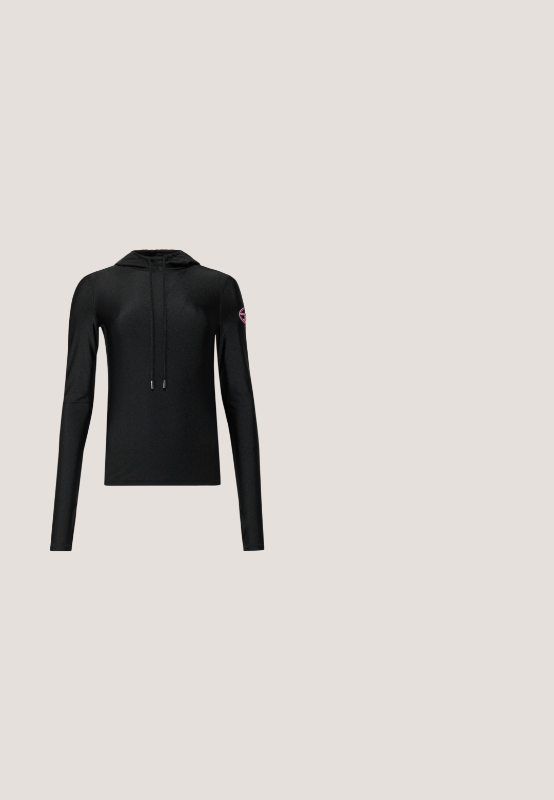 Sudadera negra con capucha y mangas largas, de corte ajustado, que cuenta con un cordón frontal y un parche de logo redondo en color rosa en la manga derecha.; Jeans de pierna ancha negros, elaborados en denim, con una cintura alta, bolsillos frontales y costuras tonales a lo largo de las costuras.; Zapato negro de plataforma gruesa con correas de cordones y suela gruesa ranurada, mostrado de lado sobre un fondo liso.; Gafas de sol negras con montura ovalada, lentes oscuros y "vogue" impreso en blanco en las varillas exteriores. Material plástico suave.; Bolso de denim acolchado en gris oscuro con un asa trenzada en la parte superior y una correa de cadena plateada, con acentos metálicos de "DIESEL".; Pareja de pendientes de aro plateados brillantes con cierres de alambre delgado, mostrados sobre un fondo gris claro.