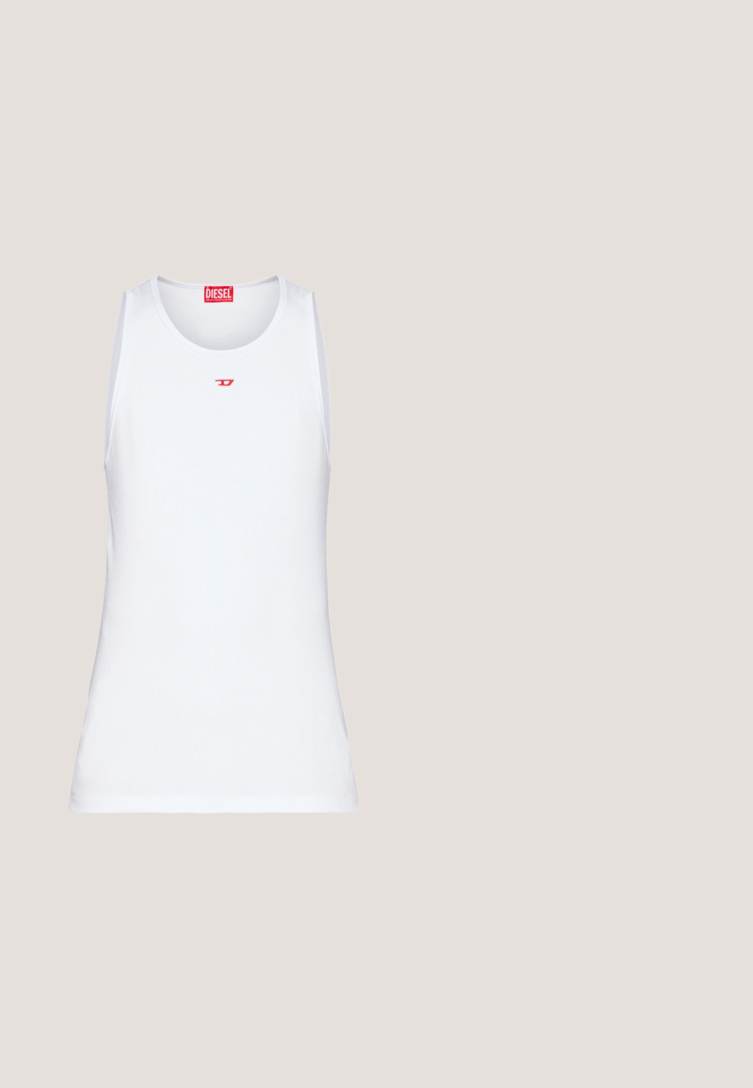 Hvid ærmeløs tanktop lavet af glat stof. Har en rund halsudskæring og et lille rødt "D" logo i midten.; Olivegrønne bomuldsbukser med lige pasform, som har en frontlukning med knap, bæltestropper og sidelommer. Glat tekstur.; Steve Madden QUADE - Støvletter - black; Sorte aviator solbriller med mørke linser, tynd metalramme og slanke plastikstænger med logo detaljer.; Diesel Øreringe - gold-coloured; Sort læderbælte med en mat overflade, rektangulær metalspænde og en glat tekstur. Har et enkelt design uden synlige mønstre.