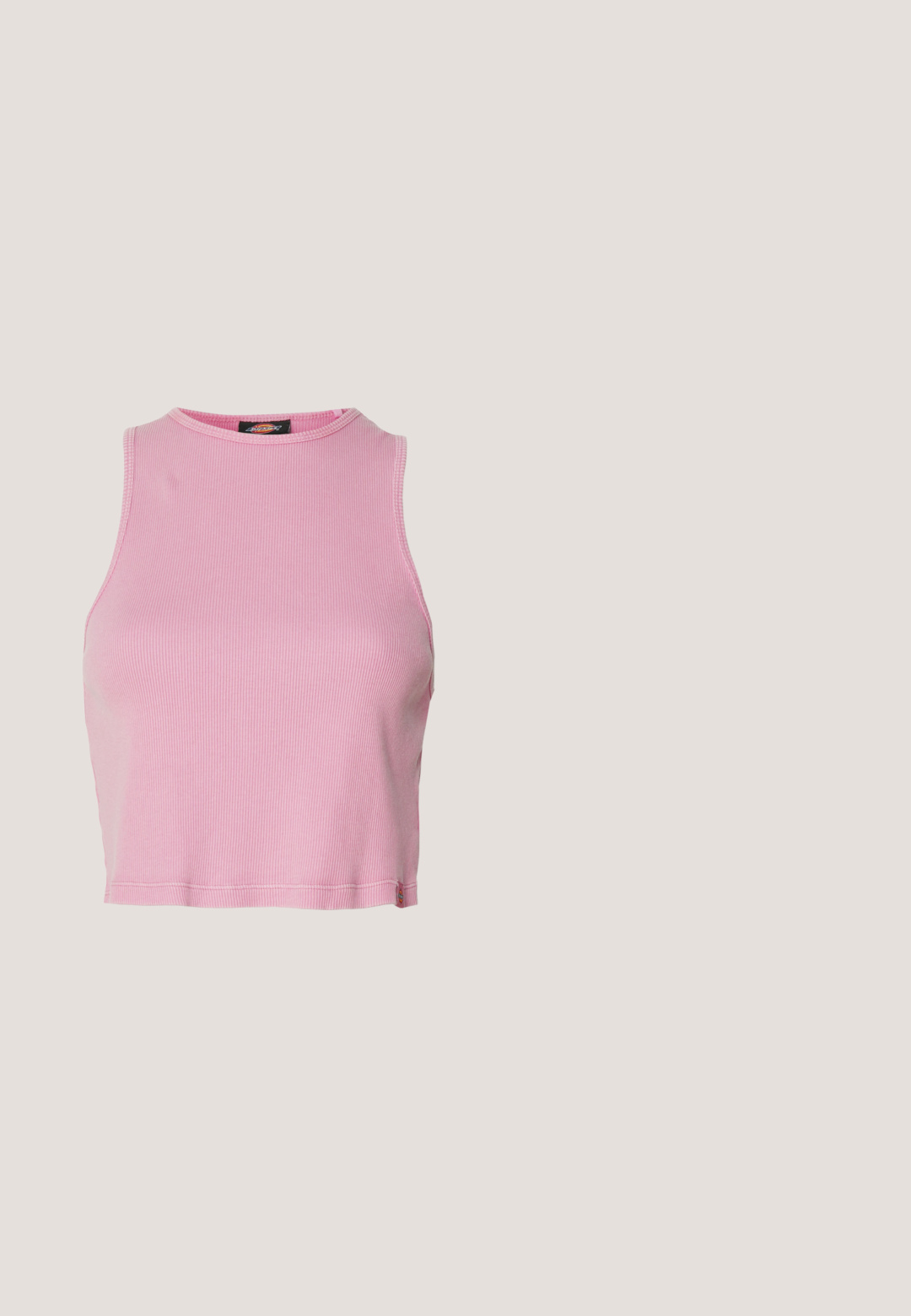 Ružový rebrovaný crop top s okrúhlym výstrihom a bezrukávovým dizajnom. Má lemovanie končiace tesne nad pásom.; Ružové elastické nohavice s uvoľneným strihom. Obsahujú červené logo na ľavej strane a majú hladkú, ľahkú textúru.; Šedé bežecké topánky z materiálu mesh s charakteristickým ružovým a žltým piktogramom, čiernymi akcentmi a textúrovanou gumovou podrážkou. Obsahujú zosilnenú špičku a polstrovaný golier.; Ružové slnečné okuliare so svetloružovými obručami, tmavoružovými sklami s tónovaním, úzkymi ramenami a malým kovovým detailom na boku.; Ružová, polstrovaná kabelka s oblehnutým dizajnom, vyrobená z lesklého materiálu. Obsahuje naťahovanú rukoväť a zipsové uzatvorenie pre bezpečný prístup.; Pár lesklých strieborných kruhových náušníc s tenkými drôtenými zapínaniami, zobrazených na svetlo šedom pozadí.