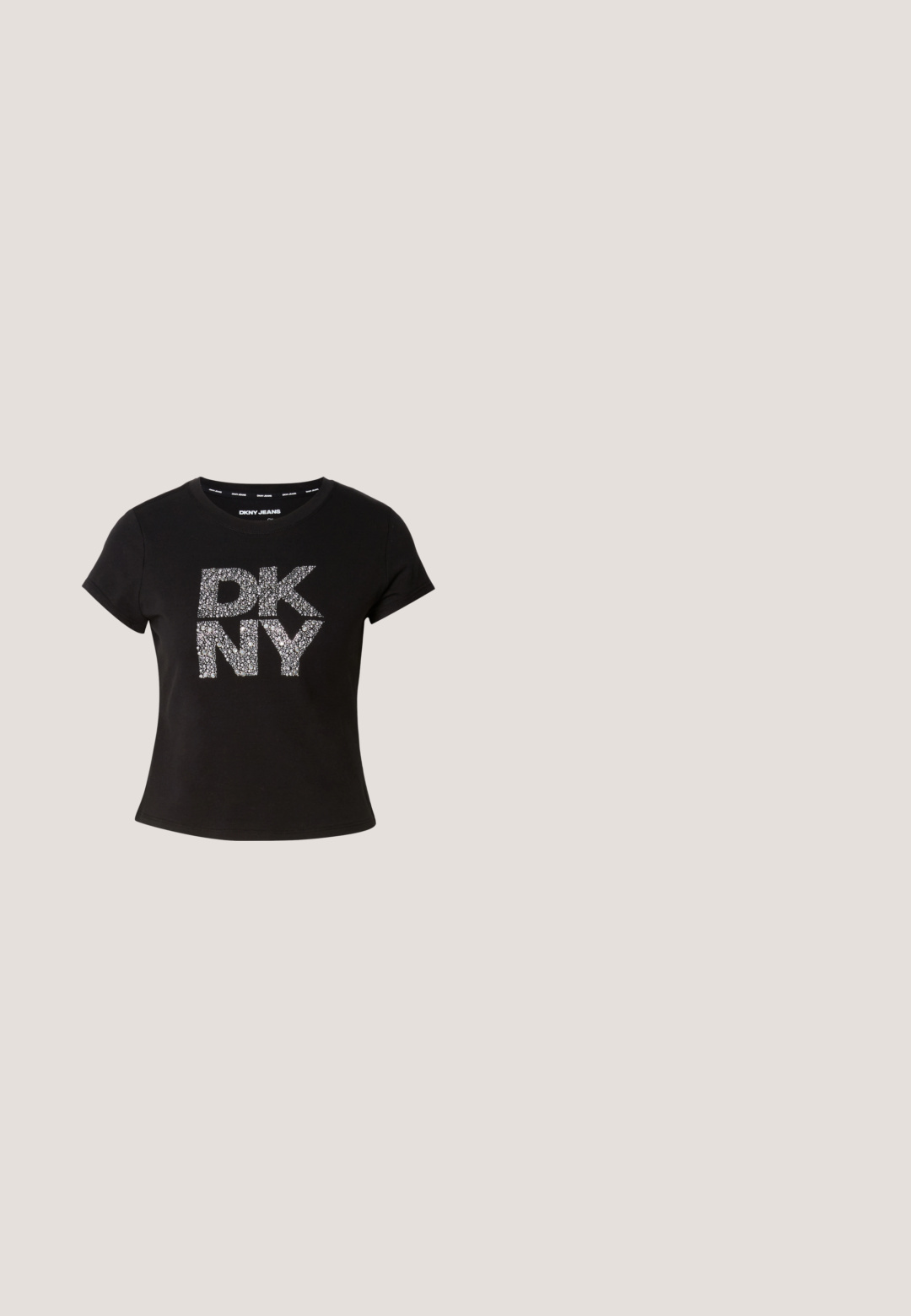 Čierne tričko s krátkymi rukávmi, na prednej strane s textúrovaným metalickým strieborným logom "DKNY". Vyrobené z mäkkej tkaniny s okrúhlym výstrihom.; Strieborná sukňa z umelého kože s textúrovaným vzorom krokodíla, s dvomi modrými gombíkovými akcentmi a priliehavým strihom.; Metalické strieborné členkové topánky s robustnou čiernou podrážkou, so vypolstrovaným zvrškom a šnúrkami, v kombinácii s modrými rovnými džínsami.; Oválne okuliare s kovovým strieborným rámom, priesvitnými šošovkami a textúrovanými perlovými akcentmi na spánkoch. Ľahký dizajn s zahnutými ramenami.; Metalická strieborná kabelka s obdĺžnikovým tvarom, vrchným zipsom a prednou kapsou. Obsahuje krátku rúčku a nastaviteľný popruh. Textúrovaný povrch.; Strieborný retiazkový náhrdelník s malými obdĺžnikovými kovovými akcentmi rovnomerne rozmiestnenými a nastaviteľnou sponou na bielom pozadí.