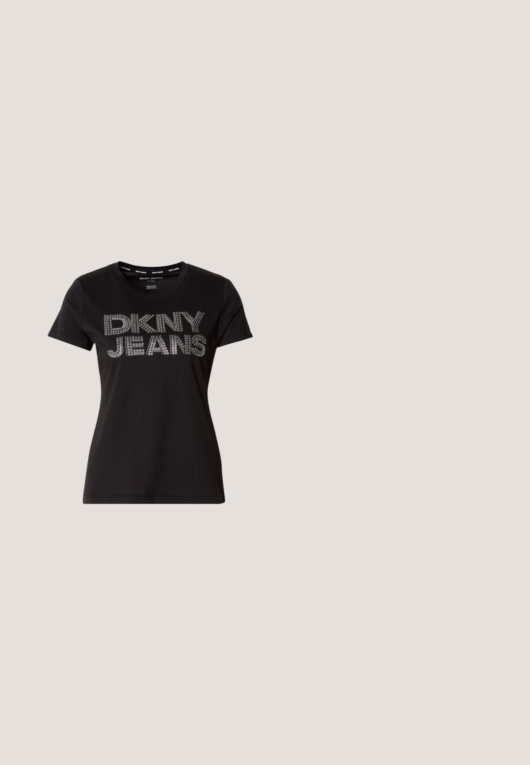 Musta t-paita, valmistettu pehmeästä puuvillasta, jossa on lyhyet hihat ja pyöreä pääntie. Edessä on metallinhohtoisella tekstillä painettu "DKNY JEANS".; Kapeen vaaleat farkut tummanharmaasta denimistä, joissa on korkea vyötärö, etutaskut ja ainutlaatuiset halkiot nilkoissa nykyaikaisen muotoilun aikaansaamiseksi.; Kermanvärinen lenkkari verkkopaneeleilla, metallinhohtoisilla ruusukullan yksityiskohdilla, valkoisilla nauhoilla, paksulla valkoisella pohjalla ja Guess-logo sivussa.; Musta krokotiilikuvioitu nahkainen ämpärilaukku, jossa on yksittäinen olkahihna ja pieni hopeinen merkkilogo etuosan alaosassa keskellä.; Pari pieniä, kiiltäviä hopeisia korvarenkaita pyöreällä pohjalla, esillä yksinkertaisella vaalealla taustalla.; Mustavahainen vyö, jossa on erottuva valkoinen ommel, ja kullanvärinen metallinen solki, jossa on toisiinsa kytkeytyvä H-muoto.