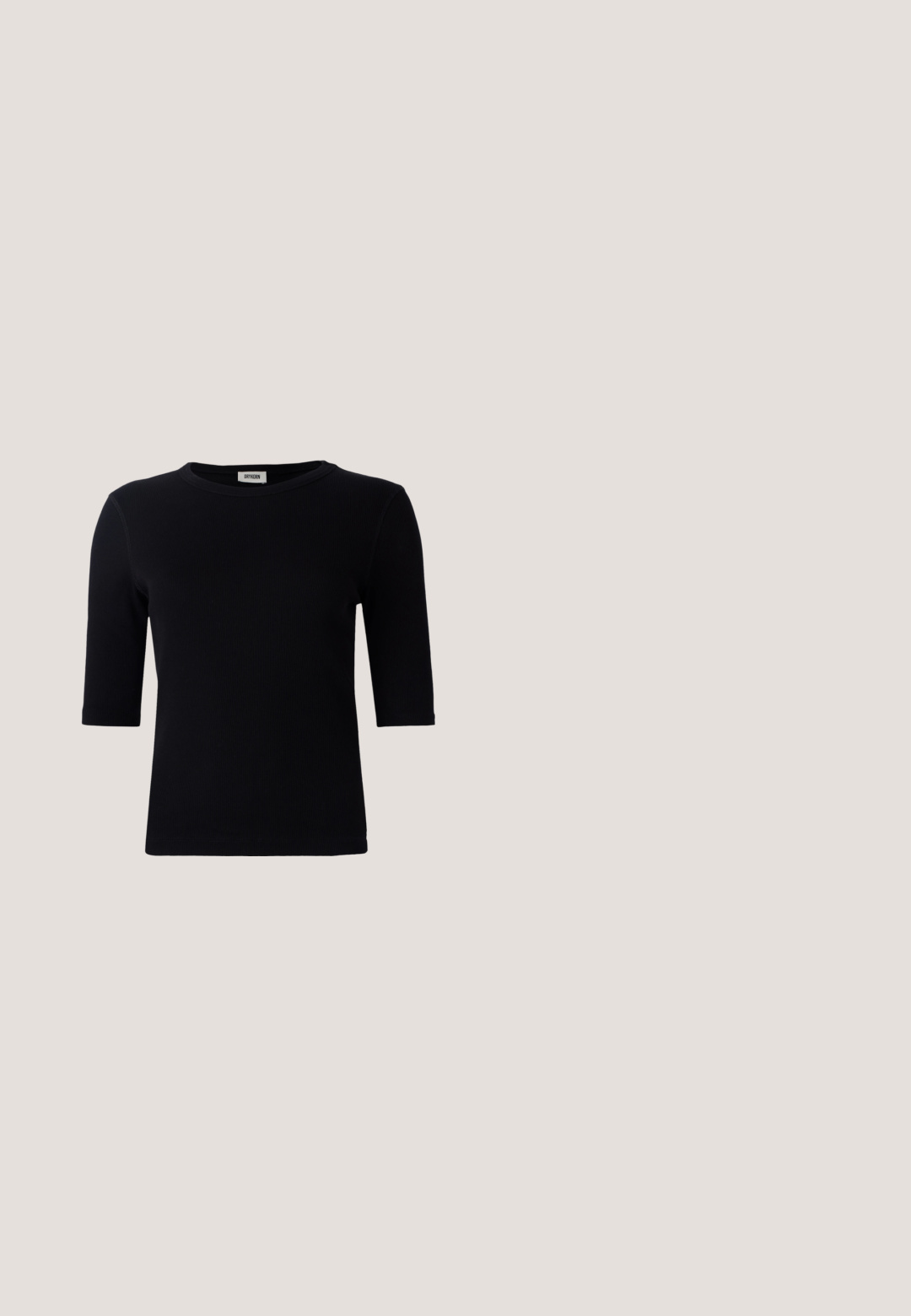 Camiseta negra de canalé con escote redondo y mangas tres cuartos. La tela tiene una textura suave y un dobladillo recto. Sin marcas visibles.; Vaqueros de mezclilla azul claro con diseño de pierna acampanada, que presenta un efecto ombre gradual y un cierre clásico con botón.; Cuña de tacón con tira trasera en piel charol negra, puntera puntiaguda y hebilla delgada ajustable en el talón.; Billetera con cremallera de piel negra con un acabado texturizado, detalles de hardware dorado y una correa de muñeca desmontable. Presenta dos compartimentos y costuras detalladas.; Pendientes asimétricos de oro en forma de gotas con formas fluidas e irregulares, que presentan líneas curvas suaves y extremos en forma de lágrima sobre un fondo blanco liso.; Cinturón de cuero negro enrollado con hebilla cuadrada dorada y costuras visibles sobre un fondo neutro.