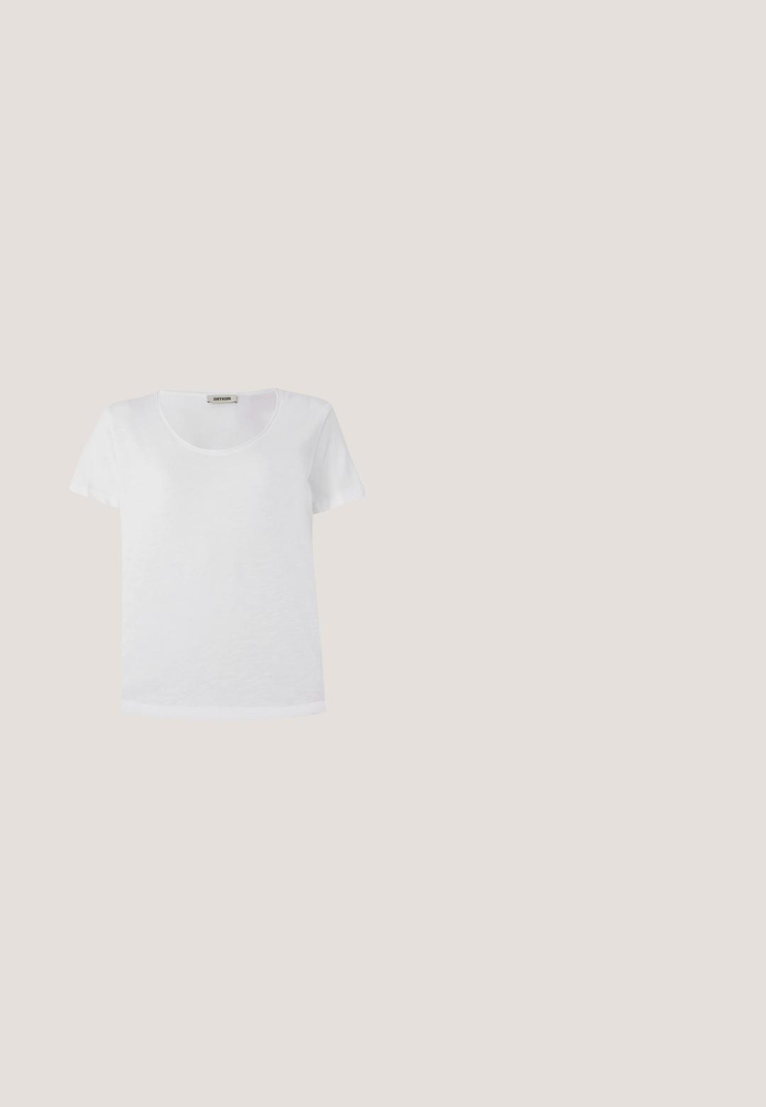 Witte t-shirt met korte mouwen, gemaakt van zachte stof, met een ronde halslijn en een rechte zoom zonder zichtbare patronen of accenten.; ONLY Tall ONLHOPE GLOBAL HIGH WAIST WIDE - Broek - pumice stone; Witte canvas sneakers met rubberen zolen, voorzien van zes vetertjes, een ronde neus en lichte stikdetails, gecombineerd met witte enkelsokken.; Zwarte zonnebril met een rechthoekig frame, donkere lenzen, gladde plastic materiaal en een metalen accent op de poot.; Olijfgroene suède schoudertas met verstelbare riem en ritssluiting aan de voorkant op een effen witte achtergrond.; Zilveren oorbellen in de vorm van een gladde, glanzende ring. Circulaire vorm, voorzien van een veilige sluiting. Eenvoudig en elegant ontwerp.