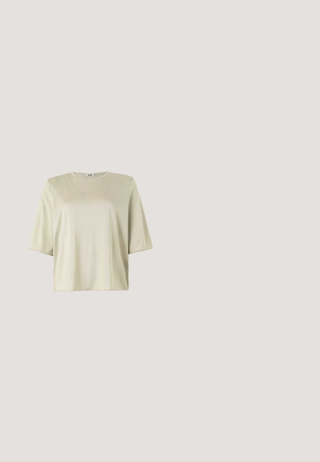 Blusa de manga corta y corte holgado en color beige claro, con escote redondo y textura suave, hecha de un material ligero y liso.; Pantalones de sarga ancha negros con una cintura alta, que cuentan con dos bolsillos frontales y una sutil textura de canalé vertical.; Mule tipo slip-on de cuero negro de Calvin Klein con tacón de bloque descansando sobre baldosas de madera al aire libre cerca de una planta verde y una pared gris.; Gafas de sol negras con un diseño elegante y angular, lentes oscuros y un logo plateado en contraste en el lateral. Textura de plástico suave.; Bolso de mano negro de piel con un asa pequeña, logo "cK" en tono dorado en la solapa frontal y detalles de herrajes dorados.; Par de pendientes de metal con acabado plateado y diseño abstracto de bucles entrelazados sobre un fondo blanco.