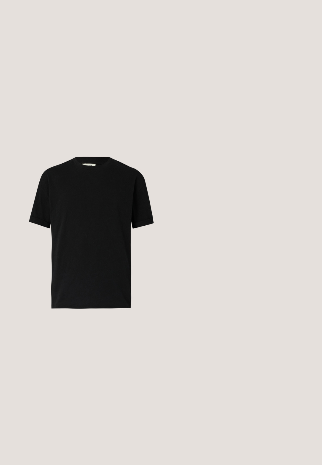 Schwarzes kurzärmliges T-Shirt aus Baumwolle mit Rundhalsausschnitt und lockerer Passform. Sanfte Textur, keine Muster oder sichtbaren Logos.; Schwarze Cordhosen mit strukturierter Oberfläche, mit geradem Bein, gefälteltem Vorderteil und elastischem Bund für hohen Tragekomfort.; Schwarzer Lederloafer mit grober Gummisohle, genähter Oberseite und geprägtem Markennamen an der Ferse, seitlich auf weißem Hintergrund gezeigt.; Calvin Klein Jeans Sonnenbrille - black; Schwarze Leder-Calvin Klein Gürteltasche mit silbernem Reißverschluss und verstellbarem Riemen, minimalistisches Logo vorne mittig.; Silberner Metallarmreif mit rechteckigen Gliedern, polierter Oberfläche und kleinen runden Akzenten, konzipiert für einen engen Sitz am Handgelenk.