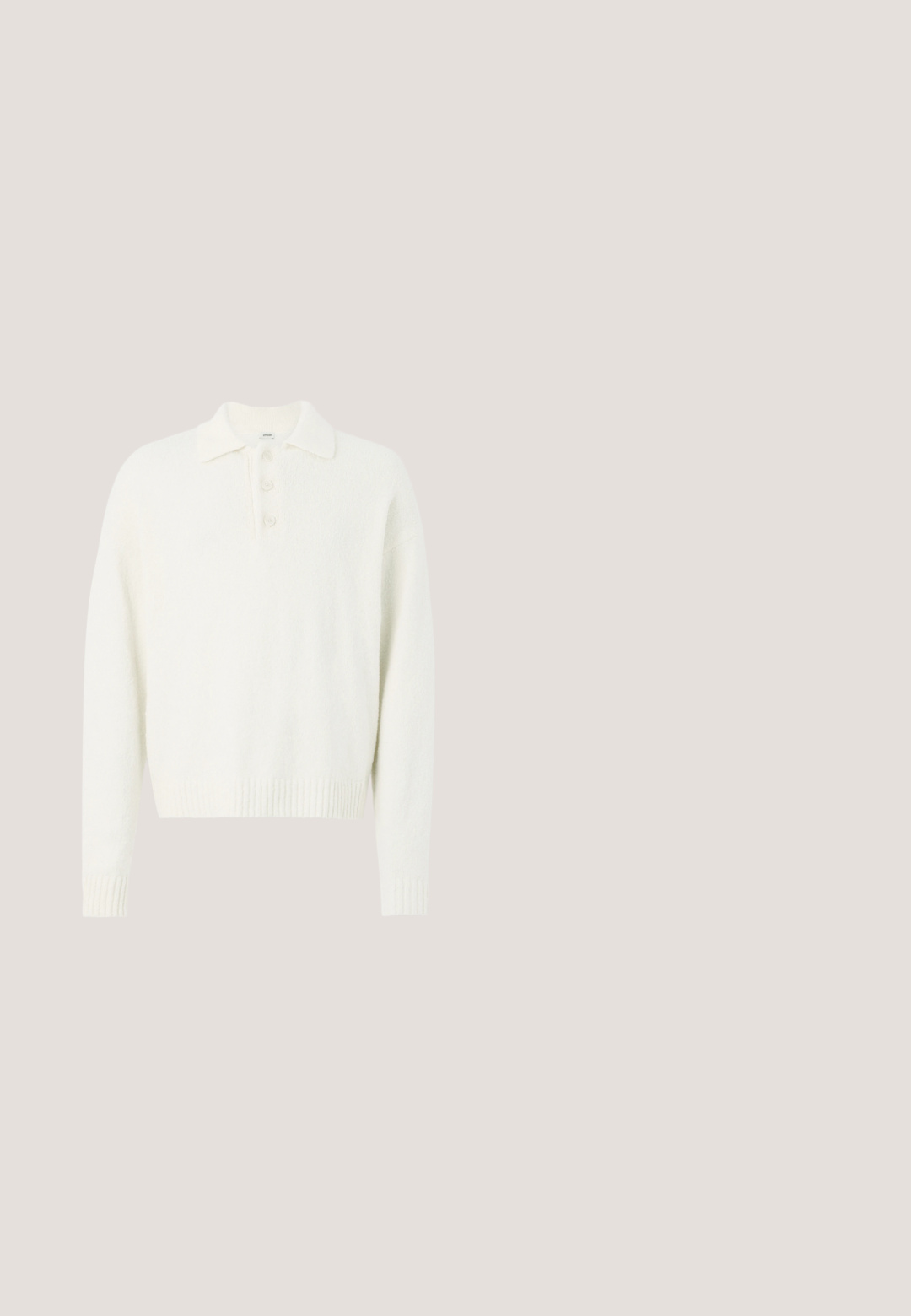 Pull-over blanc avec un col, trois boutons à l'avant et des poignets et un ourlet côtelés. Tissu doux et texturé avec une coupe décontractée.; Pantalon gris clair sur mesure avec plis, fermeture par bouton, et jambes droites, présenté sur un fond blanc.; Mocassin pour homme en daim marron avec détail tressé sur le dessus et semelle noire, présenté de profil sur un fond uni gris clair.; Cravate marron foncé avec un motif subtil en grille de diamants beige clair et des accents blancs sur un fond clair uni.; Mallette en cuir marron avec poignées supérieures, ferrures argentées et bandoulière réglable sur un fond clair uni.; Ceinture en cuir brun avec une boucle rectangulaire en métal noir, présentant des détails de couture le long des bords et une texture lisse.