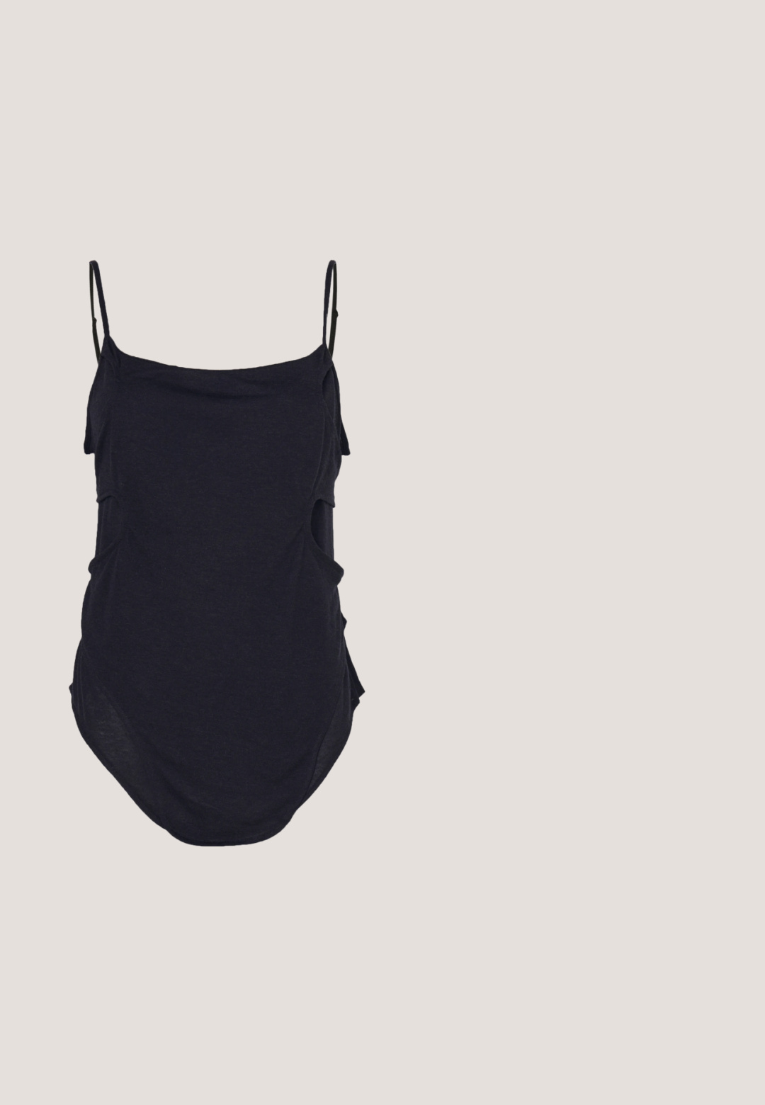 Haut sans manches noir avec des bretelles fines, fabriqué en tissu doux. Présente des côtés drapés et un ourlet arrondi pour un ajustement décontracté.; Jeans à jambe large en denim bleu foncé, avec des détails de éclaboussures de peinture. Design classique à cinq poches avec une fermeture à bouton à la taille.; Sandale à talon haut noire avec brides fines, bout carré et talon stiletto mince, présentant des brides qui se croisent et un nœud décoratif sur le dessus.; Lunettes de soleil rectangulaires noires avec des verres sombres. Elles possèdent une monture en plastique lisse et une marque "vogue" sur les branches.; Un cardigan en maille noir, un haut blanc, une jupe en denim avec un motif de diamants bleus et noirs, un sac à main noir et des sandales à enfiler beiges.; Boucles d'oreilles créoles argentées avec un design torsadé. Bords arrondis et finition brillante. Fermoirs ouverts pour un port facile. Texture lisse sur toute la surface.