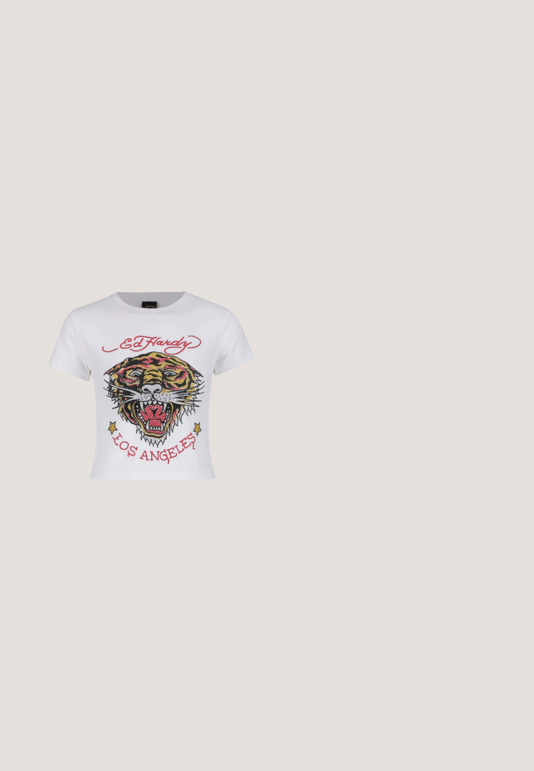 Hvid cropped t-shirt med et farverigt tiger grafik med rhinsten og teksten "ED HARDY" og "LOS ANGELES" i rød.; Lyseblå denimjeans med lige ben-design, der har en fem-knaps lukning, forlommer og subtile falme-detaljer.; Hvid og sølvfarvet chunky sneaker med tyk, struktureret sål, mesh- og syntetiske paneler, rundet tå og trækflig på hælen.; Et par rektangulære solbriller med lyseblå gennemsigtige stel og mørkegrå linser, der har lige templer og minimale hardware detaljer.; Lyseblå læder skuldertaske med justerbar rem og sølvfarvet drejelås på frontklappen.; Delikat guldkæde med en lille blå sommerfuglevedhæng med sorte og hvide vingedetaljer.