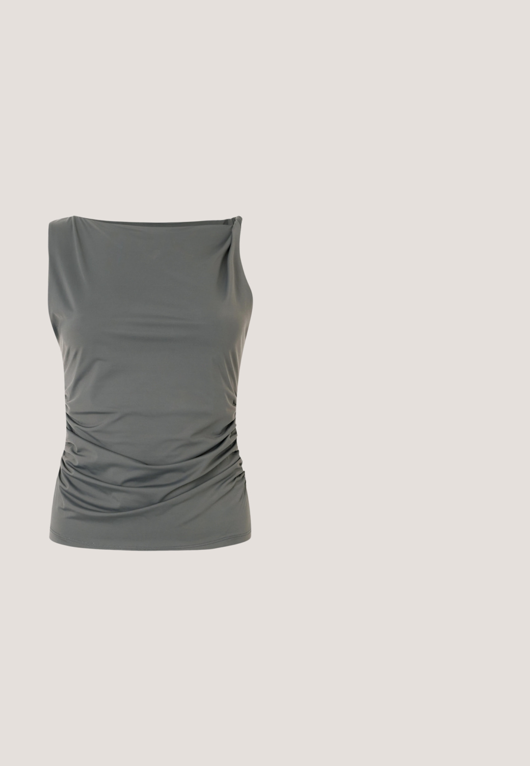 Haut gris sans manches avec un décolleté drapé et une texture plissée sur un côté, fabriqué dans un tissu lisse et extensible.; Jean noir délavé à jambes larges avec poches avant, passants de ceinture et fermeture par bouton métallique présenté sur un fond uni.; Sandale plateforme noire avec trois larges brides flottant au-dessus d’un trottoir gris près de panneaux en tissu bleu.; Lunettes de soleil noires avec un design géométrique, fabriquées en plastique brillant. Verres vert foncé, forme œil de chat angulaire et branches plates.; Sac d'épaule en cuir noir de forme triangulaire, avec un logo embossé et une seule bandoulière réglable. Design minimaliste avec une texture lisse.; Boucles d'oreilles en argent avec un design entrelacé présentant une surface texturée, ornées de petites pierres précieuses scintillantes.
