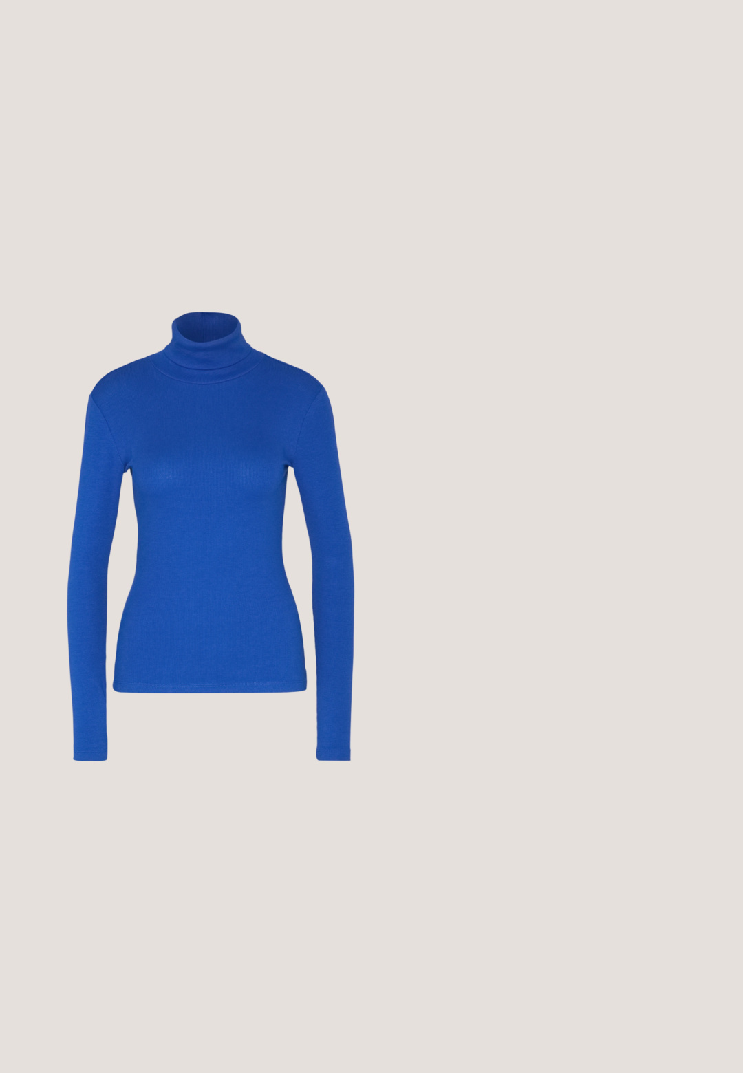 Top de cuello alto de manga larga azul fabricado en material acanalado, con una silueta ajustada y textura suave. No se presentan detalles adicionales.; Vaqueros acampanados de color beige claro, confeccionados en una suave mezcla de algodón, con un diseño clásico de cinco bolsillos y cierre frontal de botón.; Zapatilla deportiva blanca con parte superior de malla texturizada, cuello acolchado y suela gruesa. Presenta un logo en el lateral y cierre con cordones.; Gafas de sol negras con montura ovalada, lentes oscuros y "vogue" impreso en blanco en las varillas exteriores. Material plástico suave.; Pieces PCALUANA SHOULDER BAG - Bolso de mano - black; Pendientes de aro de plata con un acabado suave y brillante. Forma circular, con un cierre seguro. Diseño sencillo y elegante.