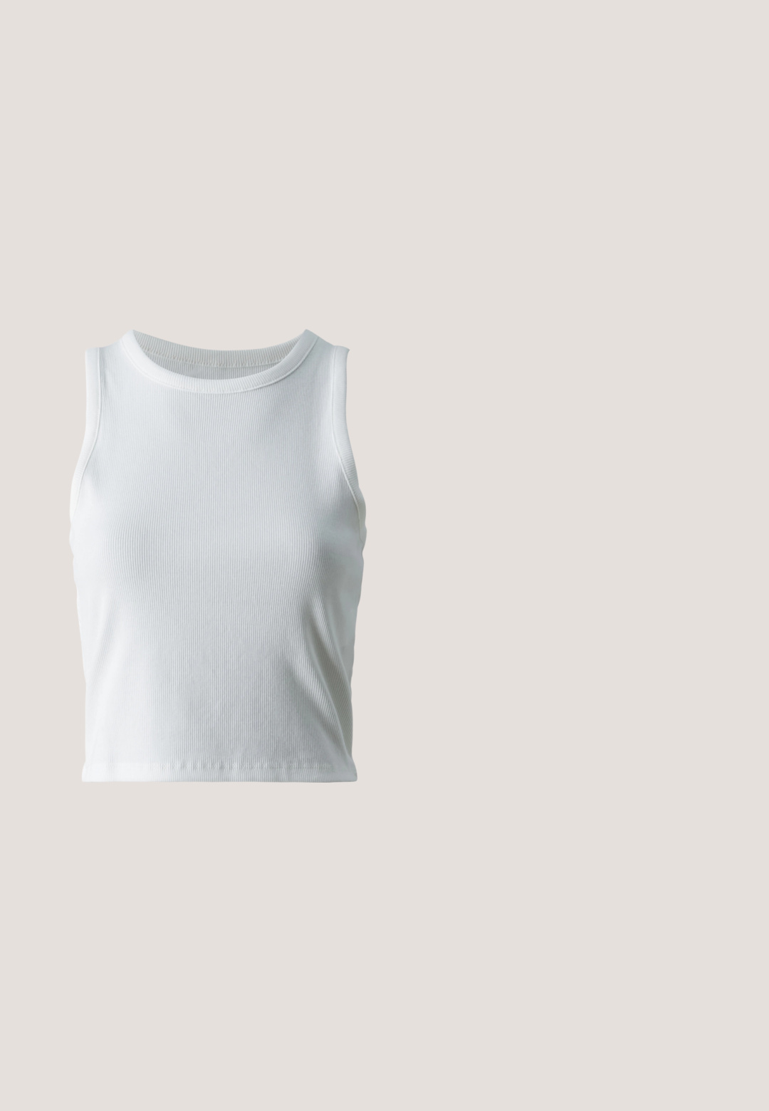 Débardeur blanc côtelé avec un décolleté rond et sans manches, présentant un ourlet droit et une texture lisse et extensible.; Shorts noirs avec une surface texturée et côtelée, une taille élastique avec cordon de serrage, et des poches latérales.; Sandale noire à semelle plate avec une large sangle, boucle ajustable et texture mate lisse. Design simple sans motifs supplémentaires.; Lunettes de soleil rectangulaires noires avec des verres teintés foncés, monture en plastique épaisse et branches larges. Surface lisse et design angulaire.; Sac à épaule en tissu noir avec une poignée torsadée, une sangle amovible et une fermeture zippée en haut. Texture lisse et design minimaliste.; Boucles d'oreilles en argent au design minimaliste. Forme circulaire, texture lisse et profil fin. Légères avec une finition polie.