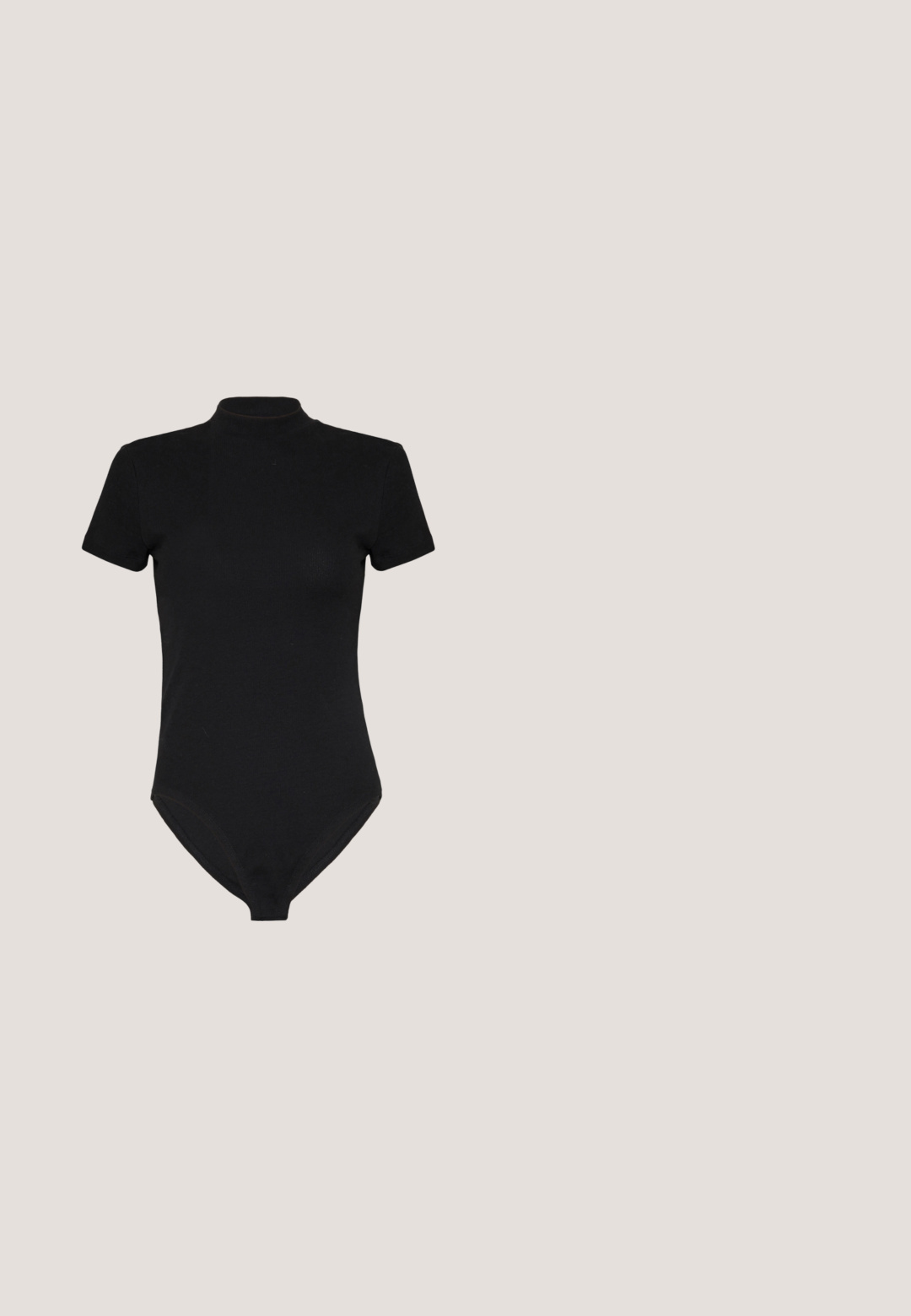 Schwarzer bodysuit mit hohem Kragen, kurzen Ärmeln und tailliertem Design. Hergestellt aus einem glatten, dehnbaren Stoff mit nahtlosem Boden.; Helle graue, ausgebleichte gerade Jeans mit Fronttaschen, Gürtelschlaufen sowie einem Knopf- und Reißverschluss.; Selected ASHLEY - Pantolette hoch - black; Schwarze rechteckige Sonnenbrille mit dunkel getönten Gläsern, dickem Kunstrahmen und breiten Bügeln. Glatte Oberfläche und kantiges Design.; Schwarze strukturierte Handtasche aus Leder mit einem oberen Tragegriff, abnehmbarem Schulterriemen und einer Klappe auf der Vorderseite. Akzente in Goldmetall.; Schwarzer Leder-Gürtel mit glatter Textur, ausgestattet mit einer silberfarbigen Metallschnalle und einfachen Schlaufenakzenten. Das Design ist elegant und minimalistisch.