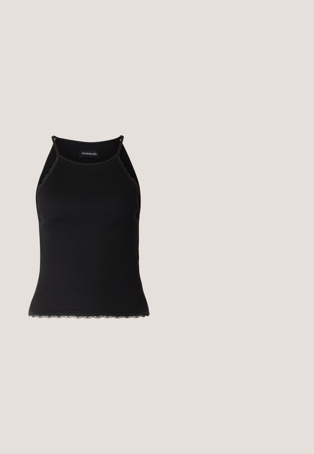 Top de tanque negro con ribetes acanalados y borde de encaje con volantes en el dobladillo. Presenta tirantes finos y un diseño ajustado. Fabricado en tejido elástico.; Jeans skinny negros de denim, con un clásico diseño de cinco bolsillos, cierre delantero con botón y una textura suave, ligeramente desgastada.; ALDO CELIE - Sandalias de tacón - black; Gafas de sol negras y angulares con lentes grises; fabricadas en plástico, con varillas gruesas de superficie suave y sin herrajes visibles.; Bolso negro de forma redondeada, hecho de material liso. Presenta un asa trenzada y un cierre de cremallera para un almacenamiento seguro.; Pendientes en tono dorado con forma de manos abstractas, que presentan una superficie brillante, detalles intrincados y un poste de plata y oro para un ajuste seguro.