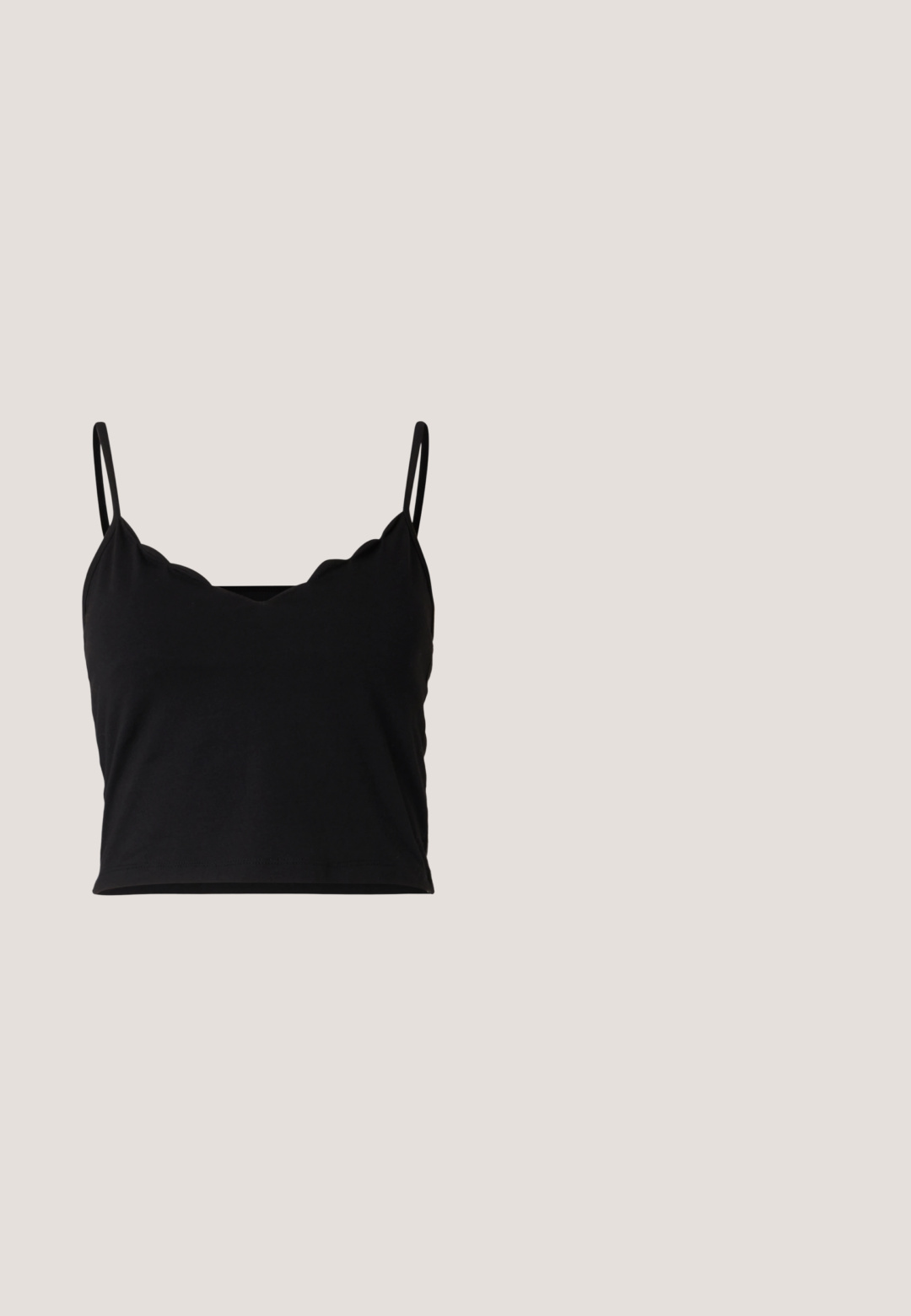 Even&Odd by Zalando Débardeur - black; Jeans en denim gris évasés avec une taille ajustée, un design à cinq poches et un léger délavage. Présentent une fermeture à bouton et un ourlet cousu.; Sandale à plateforme noire avec trois larges brides et boucles argentées, flottant au-dessus d'un sol recouvert de moquette grise avec un fond en verre flou.; Une paire de lunettes de soleil rectangulaires avec des montures translucides bleu clair et des verres gris foncé, présentant des branches droites et des détails matériels minimaux.; Sac d'épaule rectangulaire noir avec une sangle réglable unique et une fermeture éclair supérieure sur un fond uni.; Paire de boucles d'oreilles créoles argentées brillantes avec fermoirs en fil fin, présentée sur un fond gris clair.