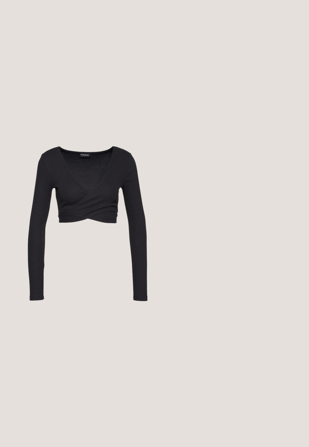 Even&Odd by Zalando Langærmet T-shirt - black; Sorte bomulds shorts med et tætsiddende design og elastisk talje. Glat tekstur, længde til midt på låret, og uden synlige mønstre eller accenter.; Sorte højtop sneakers med en hævet hvid platform sål, der har hvide snørebånd og en rund logo lap på siden. Tekstureret canvas materiale.; Sorte solbriller med grå linser, der har et gittermønster af små metalliske rhinsten langs stellet. Glat overflade, kantede design.; Sort syntetisk håndtaske med en buet form, sølv kædetræk, lynlåslukning og præget brandlogo på forsiden. Glat tekstur.; Sølvøreringe med et minimalistisk design. Cirkulær form, glat tekstur og tynd profil. Letvægtige med en poleret overflade.