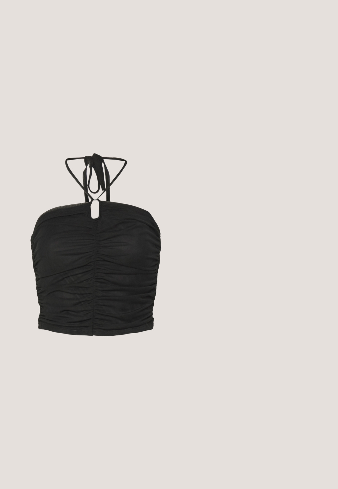 Even&Odd by Zalando Top - black; Schwarze Kunstleder-Rock, tailliert, mit geraffter Struktur auf einer Seite und einem kleinen Schlitz am Saum, was eine elegante Silhouette erzeugt.; Schwarzes Langarmoberteil, hellgrauer plissierter Rock mit Doppelverschlussdetails und schwarzen Boots mit dicker Sohle; silberne Handtasche mit Verzierungen.; Schwarze Sonnenbrille mit grauen Gläsern, versehen mit einem Rastermuster aus kleinen metallischen Strasssteinen entlang der Fassung. Glatte Oberfläche, kantiges Design.; Schwarze Nylon-Umhängetasche mit geschwungener Form, silbernem Kettenakzent, abnehmbarem Mini-Pouch und verstellbarem Trageriemen; mit "Steve Madden"-Logo.; Silberne Creolen mit einer glatten, glänzenden Oberfläche. Kreisform, ausgestattet mit einem sicheren Verschluss. Einfaches und elegantes Design.