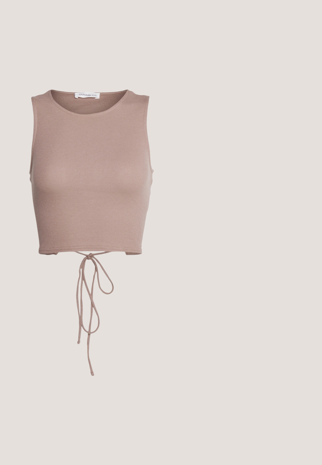 Even&Odd by Zalando Top - taupe; ONLY ONLCHELSEA - Shorts - black; Tan slidesandal med en tykk tekstureret rem og en rund sål. Har en glat overflade og en mønstret underside for bedre greb.; Brune skildpadde solbriller med en vintage katteøje-form og brune linser. Har buede arme med røde detaljer.; Vævet stråtasker med en naturlig tekstur og en blød, organisk form, der har brune læderhåndtag for nem bæring.; Guld multi-lag kæde med forskellige kædestilarter, herunder chunky led og fine kæder, med cirkulære og rektangulære vedhæng.