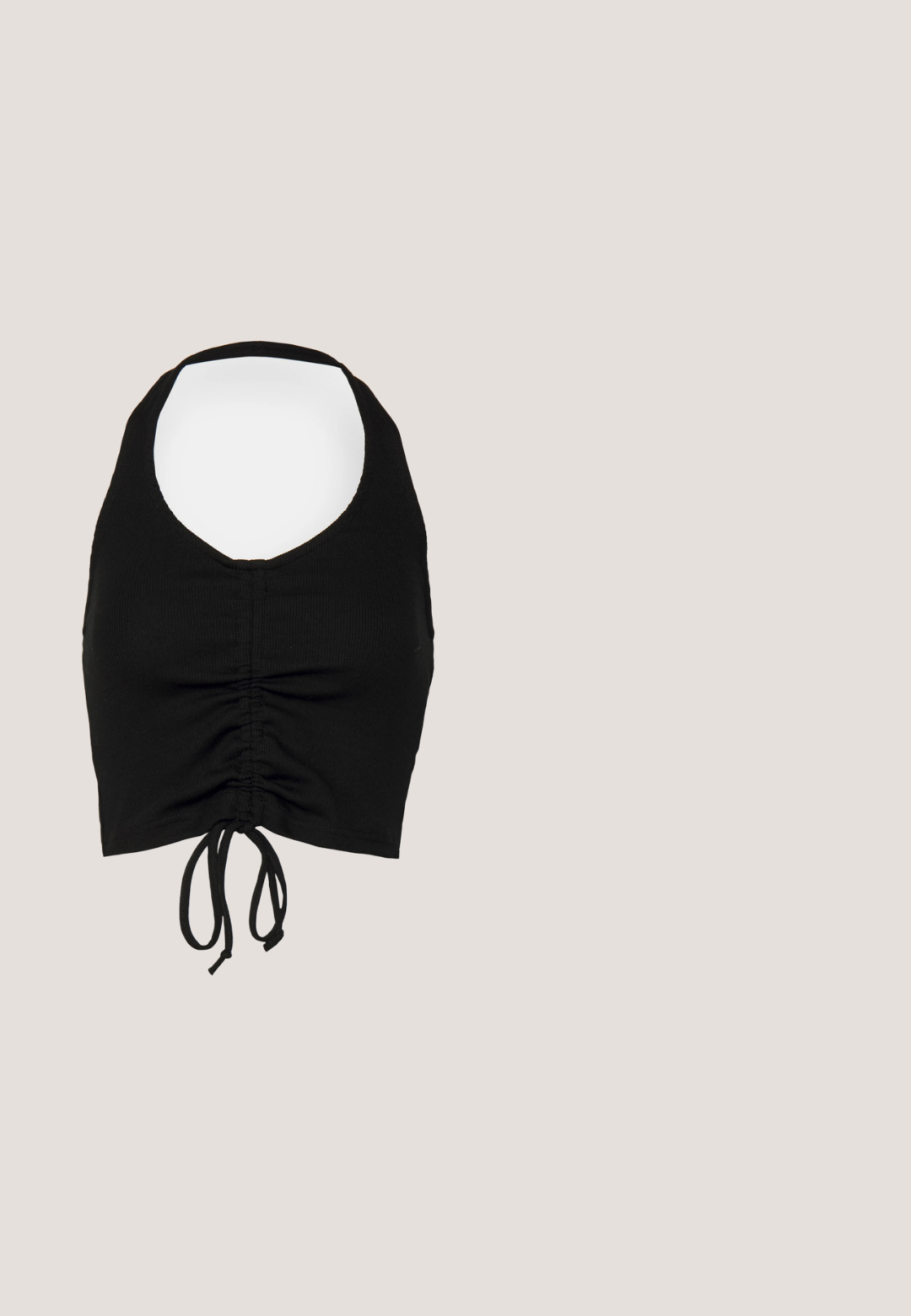 Even&Odd Top - black; Zwarte denim shorts met hoge taille, voorste knoopsluiting, riemlussen en twee voorzakken tegen een effen witte achtergrond.; Zwarte lage canvas sneaker met witte veters en dikke, meerlagige witte rubberen zool tegen een witte achtergrond.; Zwarte rechthoekige zonnebril met een glad plastic frame en donkere lenzen. "QUAY" logo aan de zijkant in het wit. Minimalistisch ontwerp.; Zwarte stoffen schoudertas met een gedraaide handgreep, een afneembare schouderband en een ritssluiting aan de bovenkant. Gladde textuur en minimalistisch design.; Zilveren hoepel oorbellen met een golvende, onregelmatige textuur. Kenmerken een dunne, ronde vorm en een reflecterende afwerking.