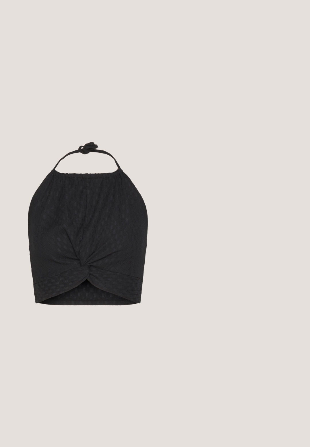 Even&Odd WRINKLE HALTER  - Top - black; Falmede sorte denimshorts med frynset kant, forreste knap- og lynlås-lukning og to forlommer på en ensfarvet baggrund.; Sorte sandaler i imiteret krokodillelærred med to justerbare spænder. Tykt sål og åben tå design. Struktureret overflade og flad form.; Sorte katteøje solbriller med mørkegrå linser, slankt plastisk stel, spidse hjørner og lige stænger. Ingen synlig hardware eller dekorationer.; Sølvfarvede hoop øreringe med en glat, rund form og en poleret overflade. Begge øreringe er i samme størrelse og har en sikker lukke mekanisme.; Sort læderbælte med en stor sølvmetalspænde, der har indviklede detaljer og dekorative accenter i begge ender.