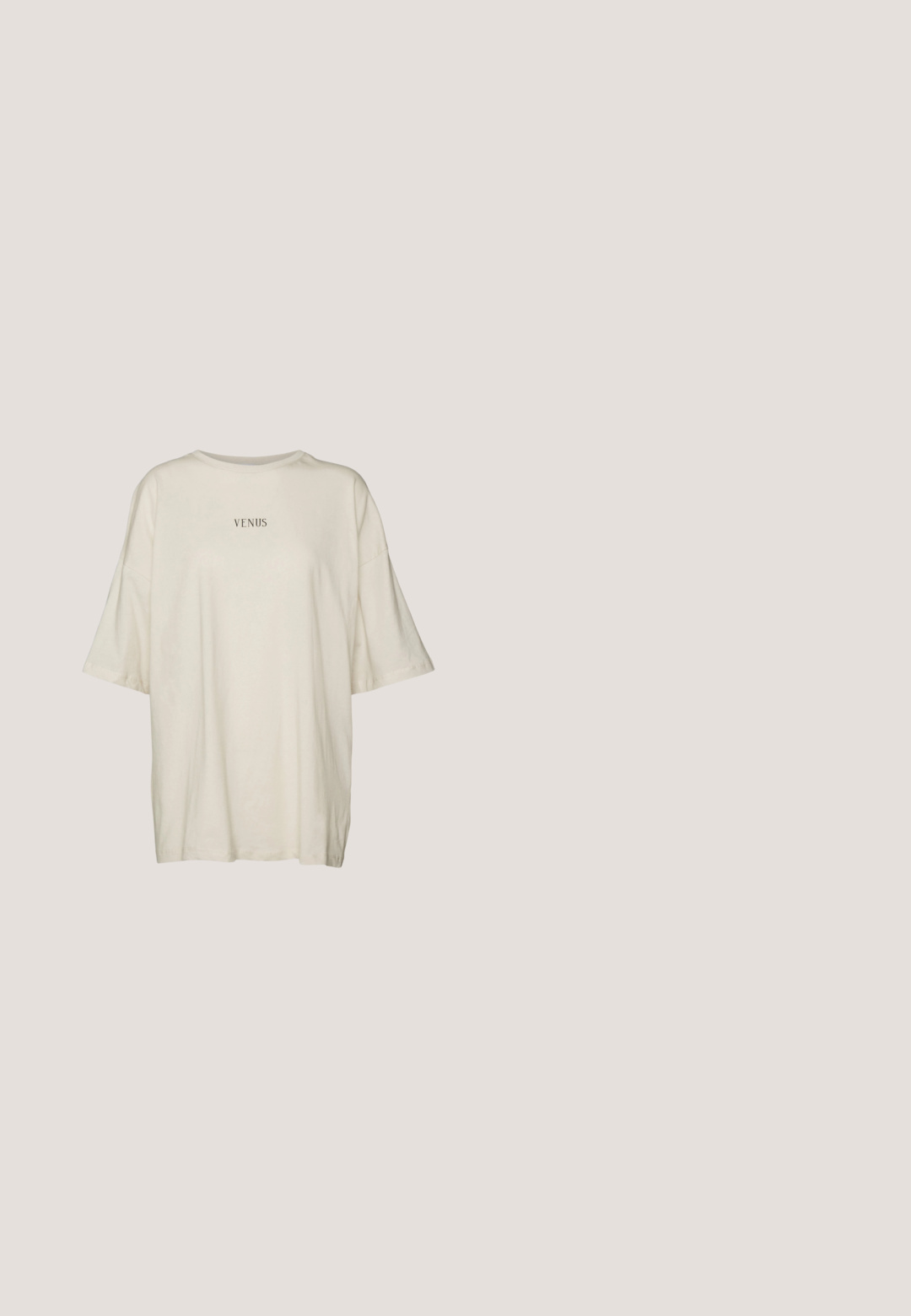 Crèmewit oversized t-shirt van zachte stof, met een ronde hals en korte mouwen. In het midden staat in zwarte tekst "VENUS."; BDG Urban Outfitters CONTRAST - Cargobroek - beige; Beige sportschoen met bovenwerk van mesh, gevormde accenten, ronde neus en zichtbare luchtkussens in de zool. Veters in een neutrale tint.; Heldere plastic vierkante monturen met doorzichtige glazen, gekenmerkt door gouden accenten op de slapen voor extra detail.; Beige leren handtas met een gebogen vorm, kettingriem, zilveren hardware en een afneembare kleine tas. Gestructureerde riem met logo-patroon.; Zilveren hoepel oorbellen met een minimalistisch ontwerp. Cirkelvormig, gladde textuur en dun profiel. Lichtgewicht met een gepolijste afwerking.