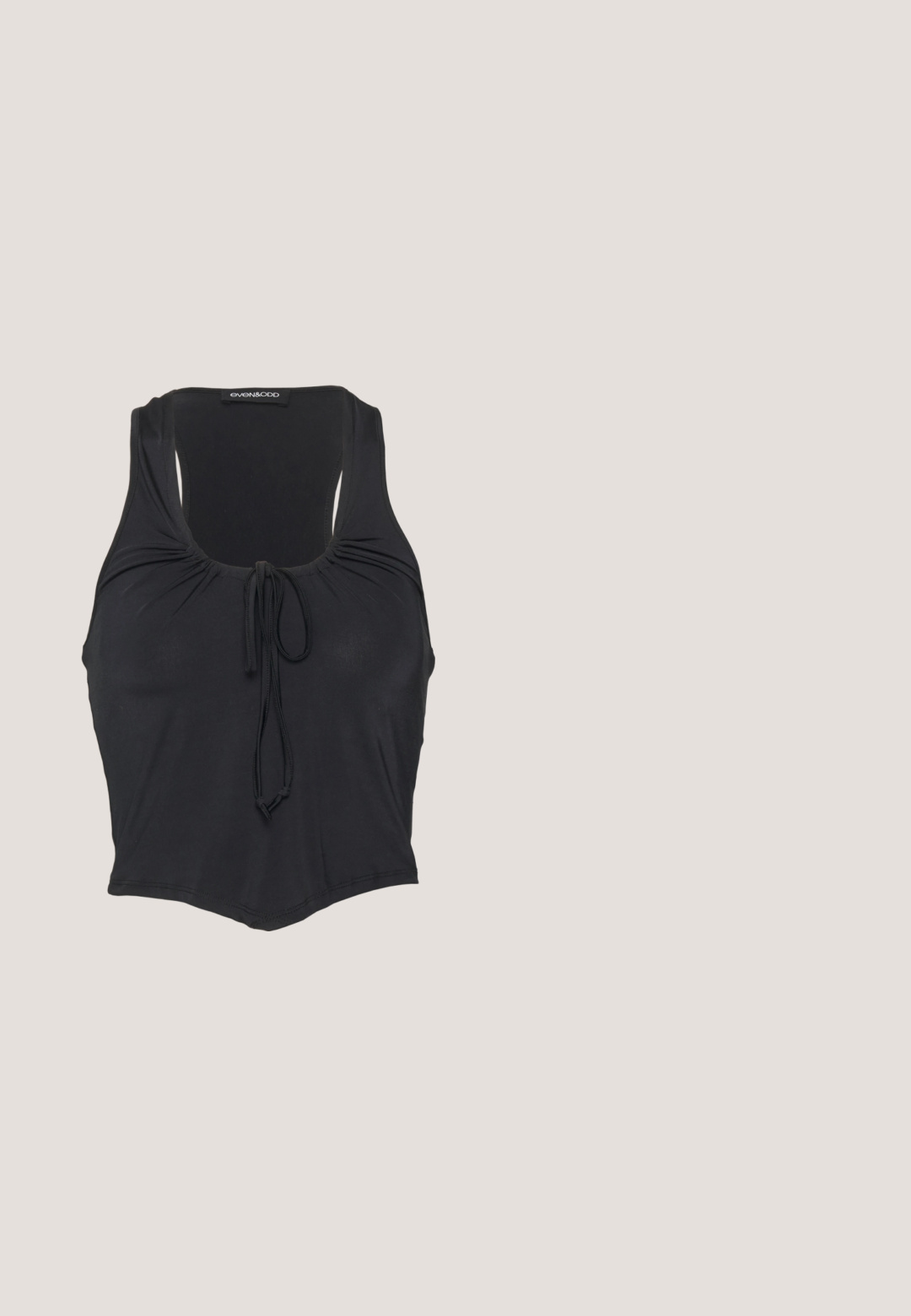 Even&Odd Top - black; Schwarze, weit geschnittene Jogginghosen aus weichem Stoff, mit einem elastischen Bund und einer Kordel mit Metallspitzen.; Schwarz-weiße Nike Low-Top-Sneaker verfügen über ein glattes Leder-Obermaterial, eine runde Zehenpartie, eine Schnürung und eine gemusterte Gummisohle.; Schwarze Sonnenbrille mit grauen Gläsern, versehen mit einem Rastermuster aus kleinen metallischen Strasssteinen entlang der Fassung. Glatte Oberfläche, kantiges Design.; Schwarz-silberne Handtasche mit einer strukturierten Oberfläche, die ein Diamantmuster aufweist, einem geknoteten Griff und einer strukturierten Form.; Silberne Creolen mit einem Kreuz- und Herz-Anhänger. Glatte, glänzende Textur mit polierter Oberfläche. Jeder Anhänger hängt an einem sicheren Ring.