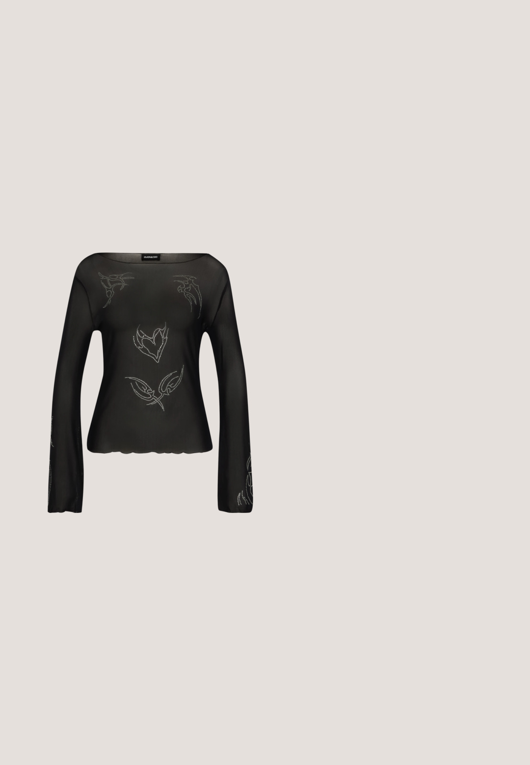Schwarzes, langärmliges, transparentes Oberteil mit dekorativen silbernen Details und gewelltem Saum. Glatte Textur mit lockerer Passform und weiter Ausschnitt.; ONLY ONLHEIDI - Stoffhose - black; Schwarze Stiefeletten mit glänzender Oberfläche, quadratischer Zehenpartie und dicker Blockabsatz. Das Design zeichnet sich durch eine nahtlose Silhouette und minimalistische Markenkennzeichnung aus.; Schwarze Sonnenbrille mit rechteckigem Rahmen, dunklen Gläsern, glattem Kunststoffmaterial und einem metallischen Akzent am Bügel.; Schwarze Handtasche mit Krokodillederstruktur, rechteckige Form, obere Klappe und ein einzelner kurzer Griff.; Silberne Creolen mit einer glatten, reflektierenden Oberfläche. Runde, große Form mit einem sicheren Verschluss an der Oberseite. Polierte Oberfläche betont den Glanz.