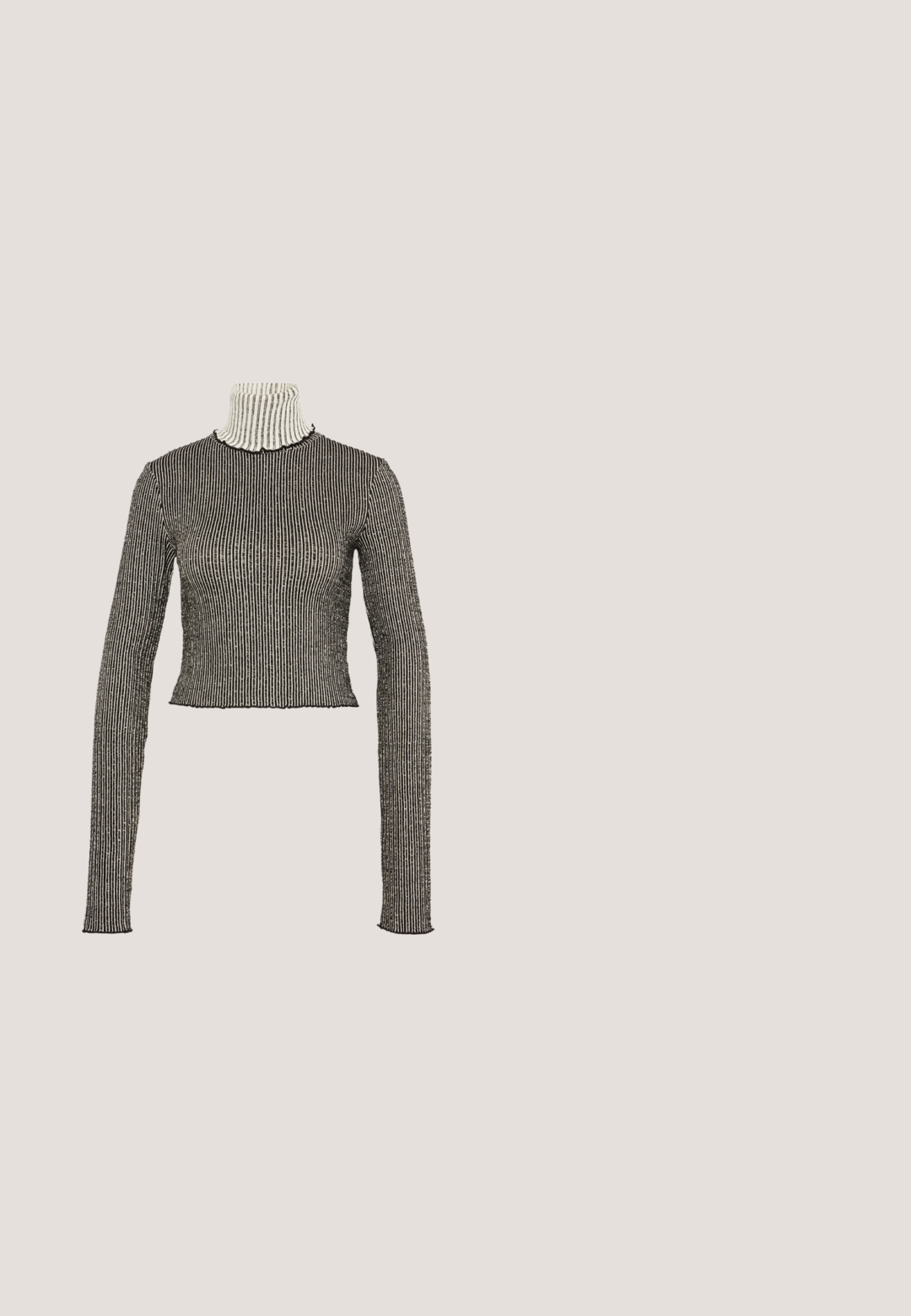 Zwart-wit gestreepte coltrui met lange mouwen, gemaakt van ribstof; heeft een cropped lengte en een subtiel textuurpatroon.; mbyM JAINE - Cargobroek - gray sand; Zwarte hoge hakken met een gestructureerde zool, voorzien van twee zilveren gespen, gele stiksels en een lus aan de achterkant voor gemakkelijk aan- en uittrekken.; Zwarte zonnebril met een rechthoekig frame, donkere lenzen, gladde plastic materiaal en een metalen accent op de poot.; Zwarte en zilveren handtas met een gestructureerd oppervlak dat een diamanten patroon vertoont, een geknoopt handvat en een gestructureerde vorm.; Zilverkleurige oorringen met een gladde, ronde vorm en een gepolijste afwerking. Beide oorbellen zijn van dezelfde grootte en hebben een veilige sluitmechanisme.