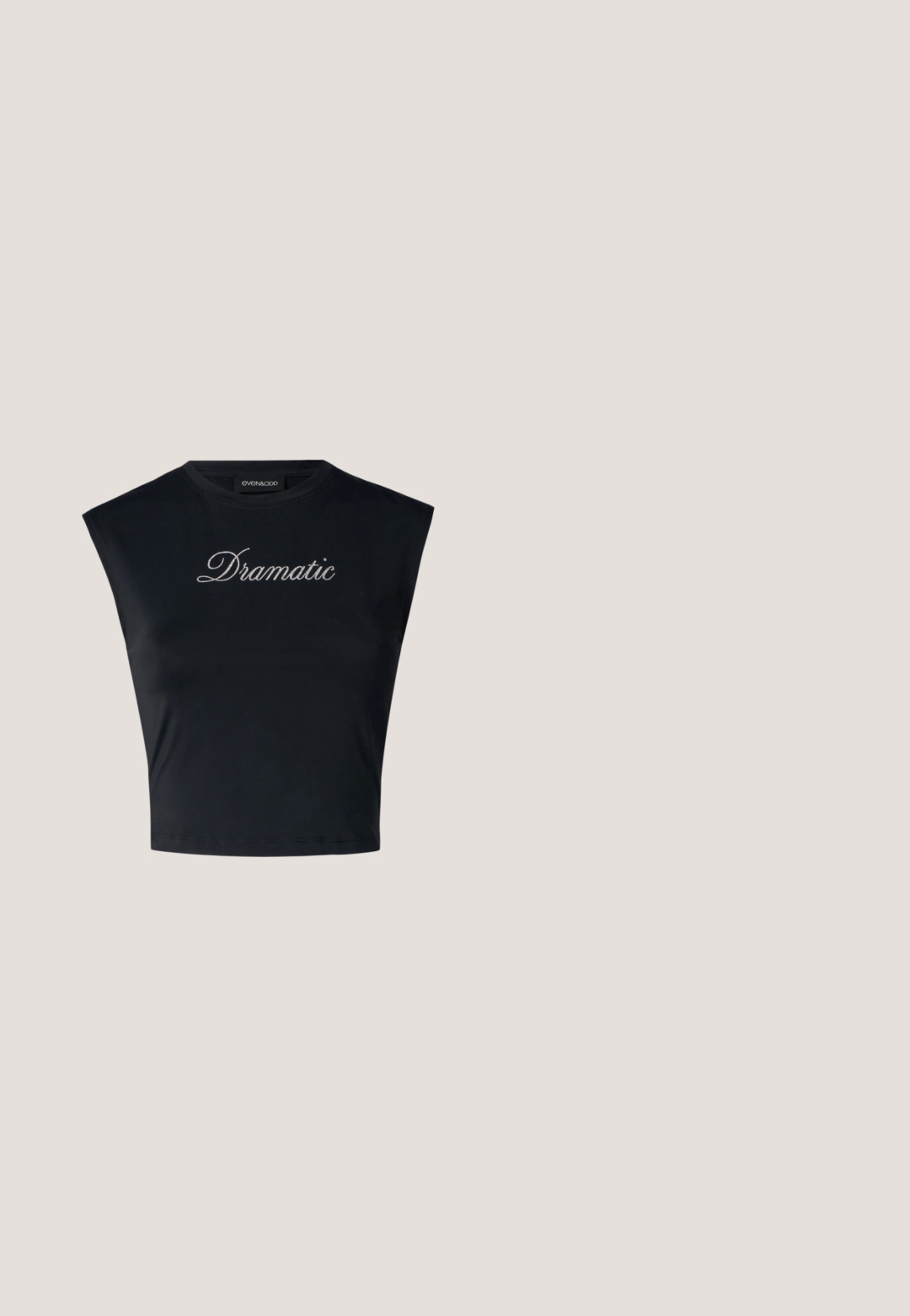 Even&Odd by Zalando T-shirts print - black; Kvinde iført sorte høj-taljede skinny bukser, en kropsnær mørkebrun knapbluse og brune spidse hæle.; Åben tå hæl sandal i mørk bourgogne lakeret læder, med tre tynde stropper og en firkantet blokhæl. Glat overflade, minimalistisk design.; Sorte solbriller med grå linser, der har et gittermønster af små metalliske rhinsten langs stellet. Glat overflade, kantede design.; Sorte og sølv håndtaske med en tekstureret overflade, der har et diamantmønster, en knyttet håndtag og en struktureret form.; Sølvøreringe med et minimalistisk design. Cirkulær form, glat tekstur og tynd profil. Letvægtige med en poleret overflade.