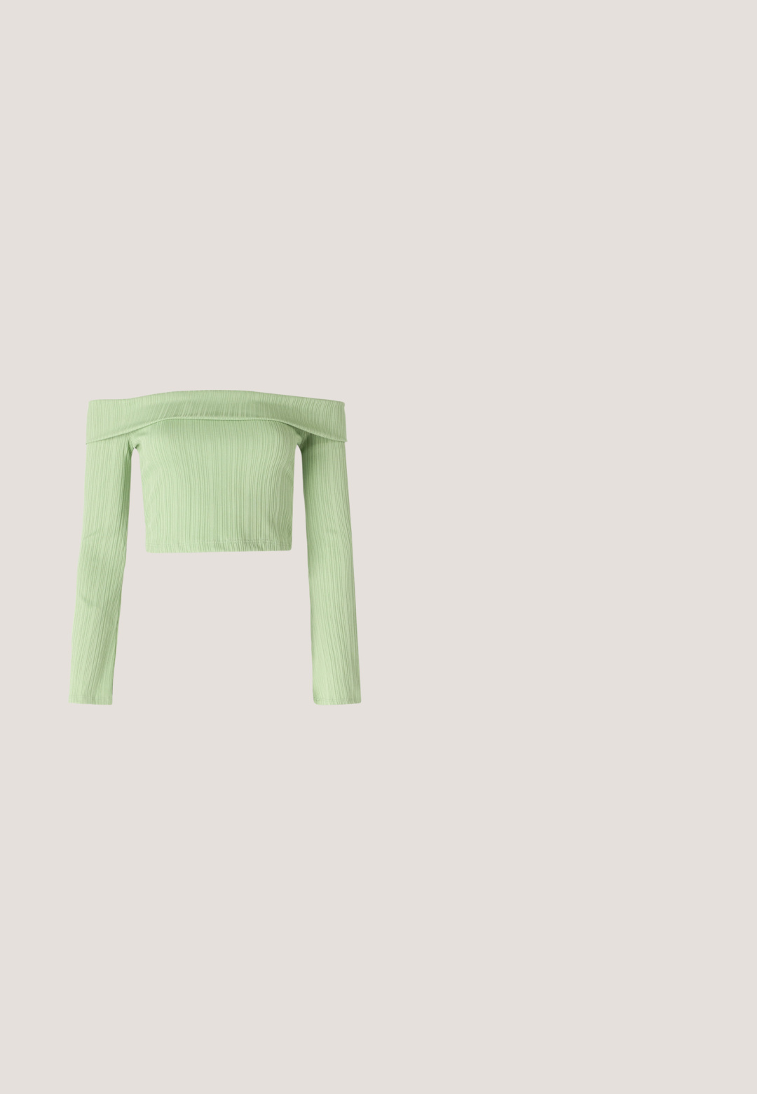 Lichtgroene off-the-shoulder crop top met ribbelstructuur, lange mouwen en een getailleerd ontwerp. De stof lijkt glad met subtiele rek.; Lichtblauwe wijde jeans gemaakt van denim. Kenmerken zijn een rechte snit, een vijfzakkenontwerp en een knoopsluiting aan de taille.; Witte hoge sneakers met dikke, geribbelde zolen en ronde logo-detail, gedragen met lichtblauwe, wijde denim jeans.; Roze transparante zonnebril met ovale lenzen, donkerrode tint en slanke pootjes, met een gladde afwerking en subtiele details op het frame.; Gewatteerde groene schoudertas met een zachte textuur, rechthoekige vorm, enkele schouderriem en een ritsluiting in goudkleur. Voorzien van een gewatteerd patroon.; Zilveren hoepel oorbellen met een minimalistisch ontwerp. Cirkelvormig, gladde textuur en dun profiel. Lichtgewicht met een gepolijste afwerking.