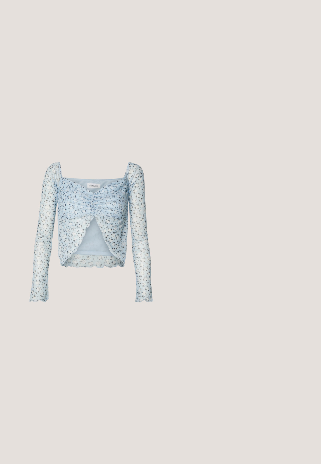 Top de manga larga azul claro con patrón floral, tejido texturizado, frente fruncido y bordes ondulados. Presenta un diseño corto y un escote cuadrado.; Vaqueros de mezclilla azul claro con un diseño de pierna ancha, cintura alta y cierre con cordón. Presentan un acabado texturizado y dobladillo sin terminar.; Sandalia baja transparente con tiras transparentes y un tacón delgado y ligeramente curvado sobre fondo blanco.; Un par de gafas de sol rectangulares con montura translucida azul clara y lentes gris oscuro, que cuentan con patillas rectas y detalles de hardware mínimos.; Bolso metálico plateado con detalle de cordones, que presenta un diseño elegante y una correa corta. El bolso está sostenido con las manos, mostrando su textura.; sweet deluxe EARRING - Pendientes - silver-coloured