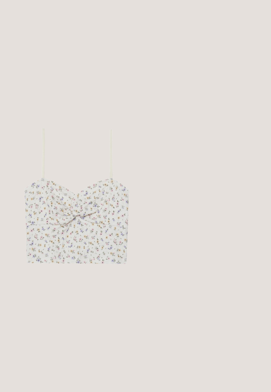 Blomstrede crop top med tynde stropper; hvid base prydet med små pink, gule og lilla blomster; snoet frontdetalje; letvægtsstof.; Slanke jeans lavet af lyseblå denim med et klassisk design. Har fem lommer, bæltestropper og en subtil falmet tekstur.; Rosa slidessandal med fleksibel gummisål, polstret rem og minimalistisk design. Har et logo på remmen og en glat overflade.; Lyserøde transparente solbriller med ovale linser, mørkerød toning og slanke stænger, der har en glat overflade og diskret detaljering på rammen.; Blød, cremefarvet læder clutch taske med samlet, rynket design og en tynd skulderrem, der hviler foran på en ensfarvet baggrund.; Sølvøreringe med et minimalistisk design. Cirkulær form, glat tekstur og tynd profil. Letvægtige med en poleret overflade.