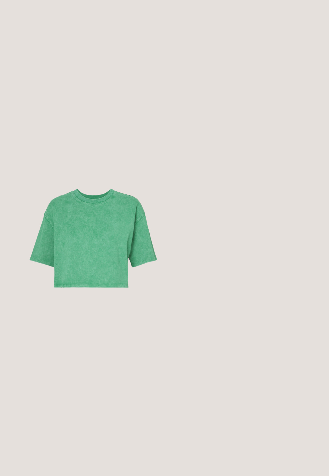 Afskåret grøn t-shirt med en let tekstureret overflade, rund hals og korte, brede ærmer. Simpelt design uden yderligere mønstre eller hardware.; Sorte denimshorts med høj talje, frontknap, bæltestropper og to forlommer på en ensfarvet hvid baggrund.; Hvide lærreds sneakers med gummisåler, der har seks snørehuller, rund tå og let sømdetaljer, krydret med hvide ankelstrømper.; Sorte cat-eye solbriller med mat finish, der har grå tonede linser, skarpe vinkler og slanke sidearme. Mærkenavnet er synligt på den indre arm.; Sort hobo taske lavet af glat læder med en buet silhuet, der har en enkelt justerbar skulderrem og minimalistiske designdetaljer.; Sølvøreringe i form af hoops med en glat, blank finish. Cirkulær form, der har en sikker lås. Simpelt og elegant design.